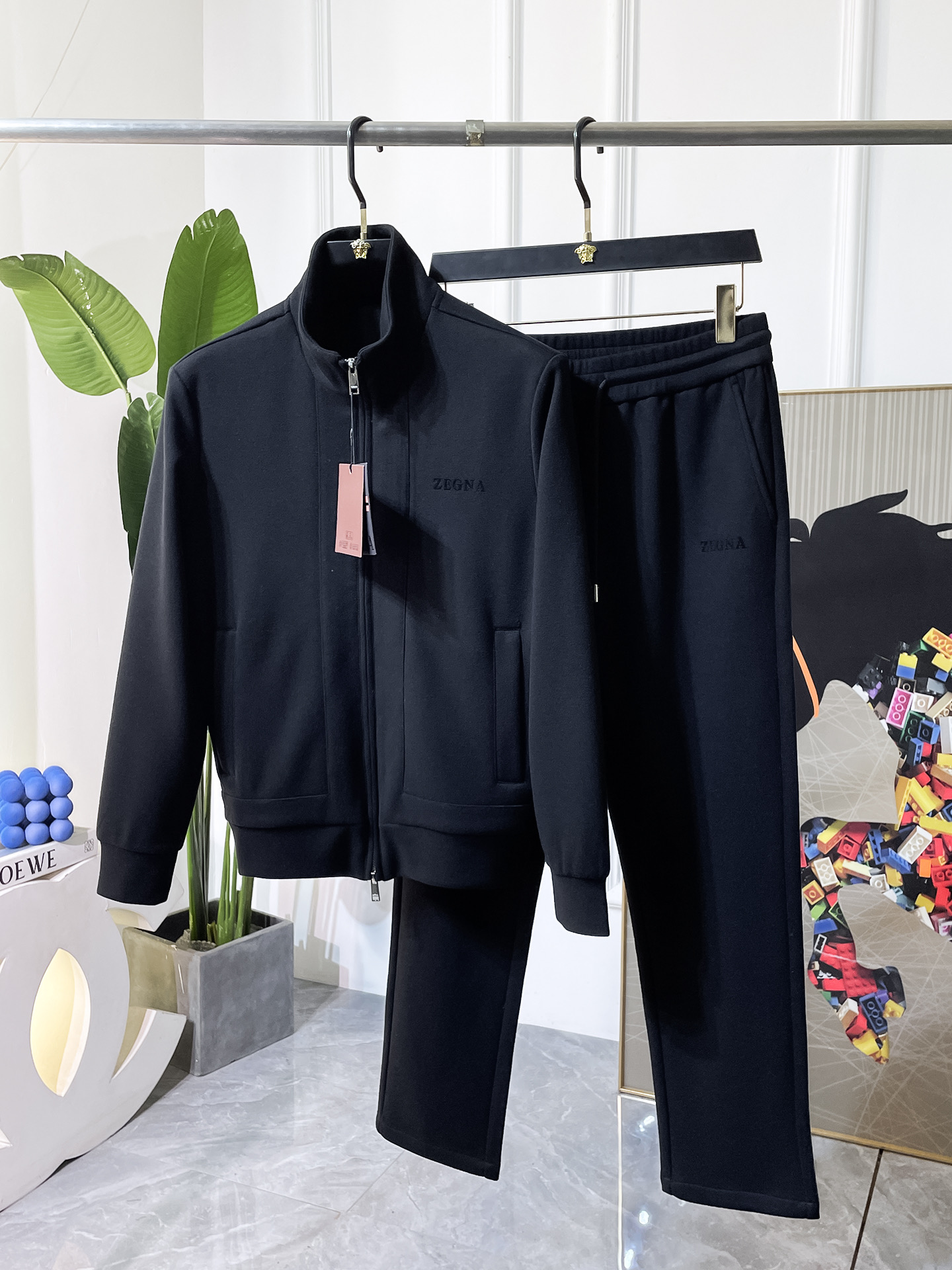 NO:685416,Balenciaga - 2025ss new autumn casual suits!  Celebrities’ favorite fashion-flavored casual suits are simple and elegant, designed with 11 craftsmanship on the official website!  Clean and neat tailoring, full of urban style. Exclusive top-grade customized fabrics are available. It feels soft and dry, and the upper body effect is crisp and stylish. The three-dimensional cutting technology and the version are of high standards and suitable for the benefits!  It is not tight at all, and you feel good when you put it on. With so many top-quality raw materials, it creates a high-end product with unparalleled value. It is the first choice for high-end fashion people with complete three standards, and the upper body effect is super good-looking!  Size:M-4XL,,balenciaga,19860909巴黎世家- 2025ss秋装新品休闲套装！明星最爱时装味休闲套装 简单大方,官网11工艺设计！干净利落剪裁 都市风十足 可供独家顶级定制面料,手感软糯干爽,上身效果挺括有型.立体裁剪工艺,版型上都是高标准,恰当好处的廓型版！又恰恰不紧绷,穿上心情就好,如此众多的顶级原料,打造出价值感无与伦比的高端产品,三标齐全高端潮流时尚人士首选,上身效果超级好看！码数:M-4XL,,balenciaga,,Men's clothing