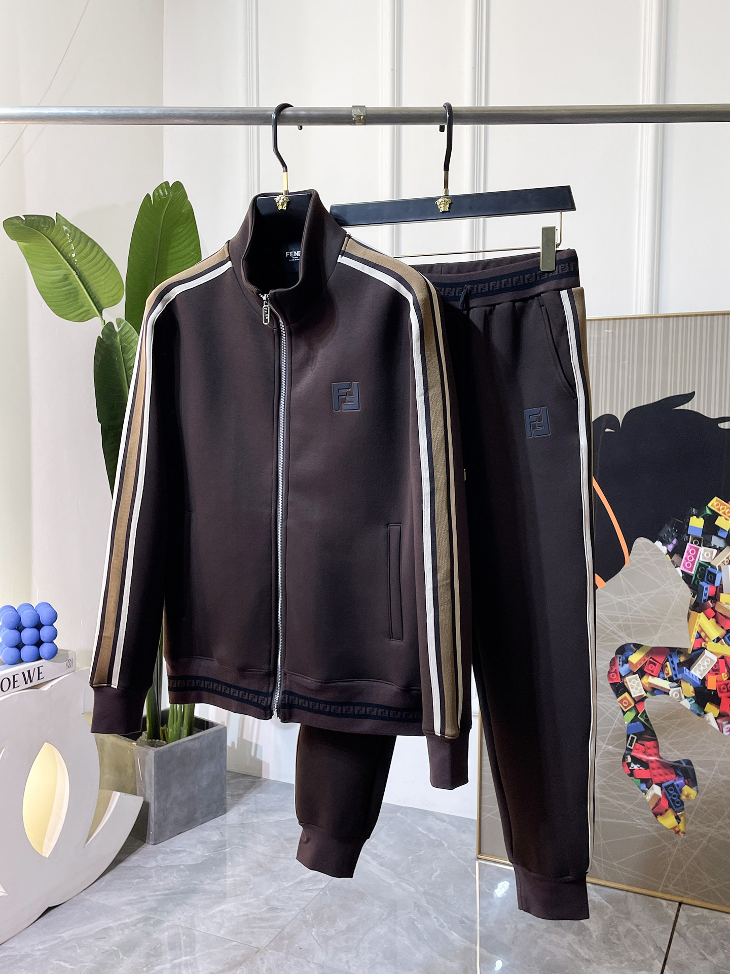 NO:685411,Fendi - 2025ss new autumn casual suits!  Celebrities’ favorite fashion-flavored casual suits are simple and elegant, designed with 11 craftsmanship on the official website!  Clean and neat tailoring, full of urban style. Exclusive top-grade customized fabrics are available. It feels soft and dry, and the upper body effect is crisp and stylish. The three-dimensional cutting technology and the version are of high standards and suitable for the benefits!  It is not tight at all, and you feel good when you put it on. With so many top-quality raw materials, it creates a high-end product with unparalleled value. It is the first choice for high-end fashion people with complete three standards, and the upper body effect is super good-looking!  Size: M-4XL,,fendi,19860909芬迪- 2025ss秋装新品休闲套装！明星最爱时装味休闲套装 简单大方,官网11工艺设计！干净利落剪裁 都市风十足 可供独家顶级定制面料,手感软糯干爽,上身效果挺括有型.立体裁剪工艺,版型上都是高标准,恰当好处的廓型版！又恰恰不紧绷,穿上心情就好,如此众多的顶级原料,打造出价值感无与伦比的高端产品,三标齐全高端潮流时尚人士首选,上身效果超级好看！码数:M-4XL,,fendi,,Men's clothing