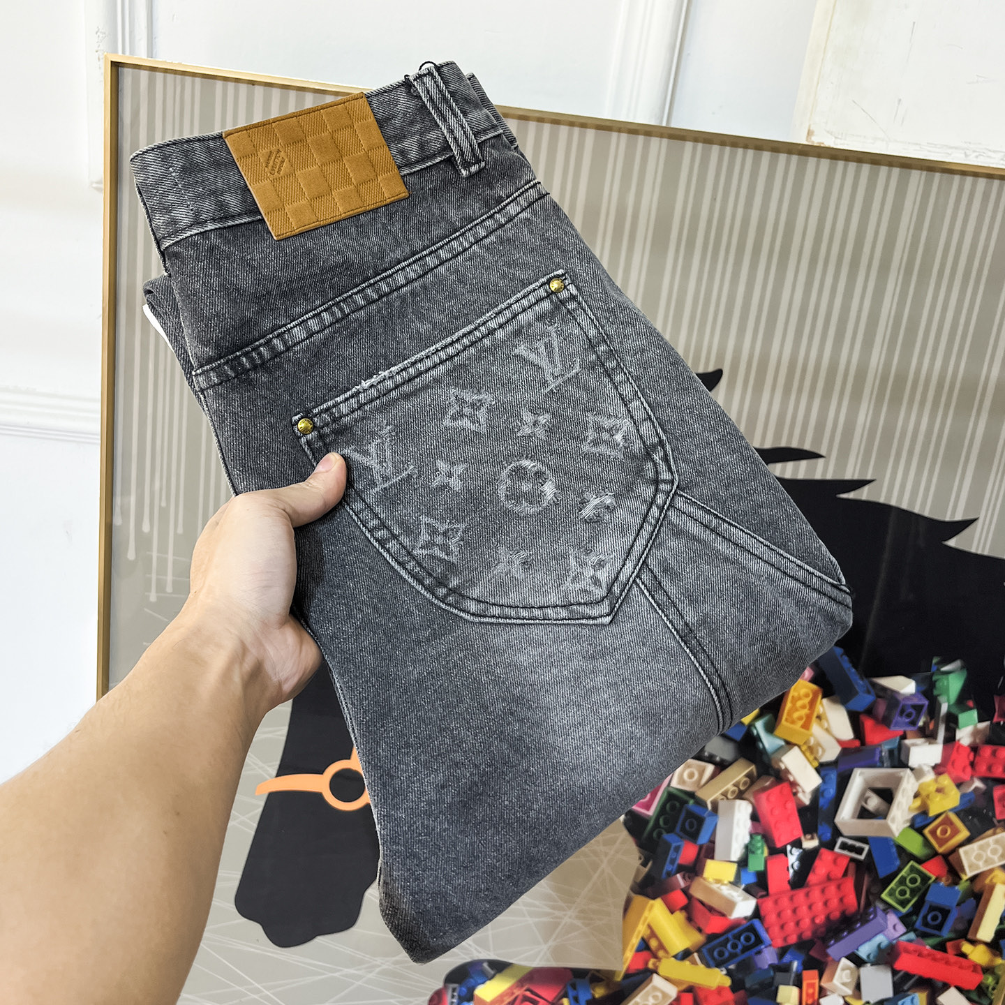 NO:682159,LV - ss popular wide-leg jeans for autumn and winter in the Year of the Snake. Made from original 1:1, the perfect choice for daily necessities, simple and stylish, custom imported denim fabric, heavy washing process, complex workmanship and exquisite craftsmanship. Easily cater to the needs of the four seasons, soft and elastic to the touch, smooth and neat, original accessories and hardware, comfortable on the upper body, very easy to wear and durable, code number 30-32-34-36-38,, louis vuitton, jeans,19860909LV - ss蛇年秋冬爆款宽腿牛仔裤.原单1:1制作,日常必备的完美之选,简单大气亦时尚有型,定制进口丹宁面料 ,重工洗水工艺,做工复杂工艺精湛.轻松迎合四季需要,手感柔软带弹力,流畅利落,原版辅料五金,上身舒适非常易搭耐看码数30-32-34-36-38,,louis vuitton,jeans,,Men's clothing