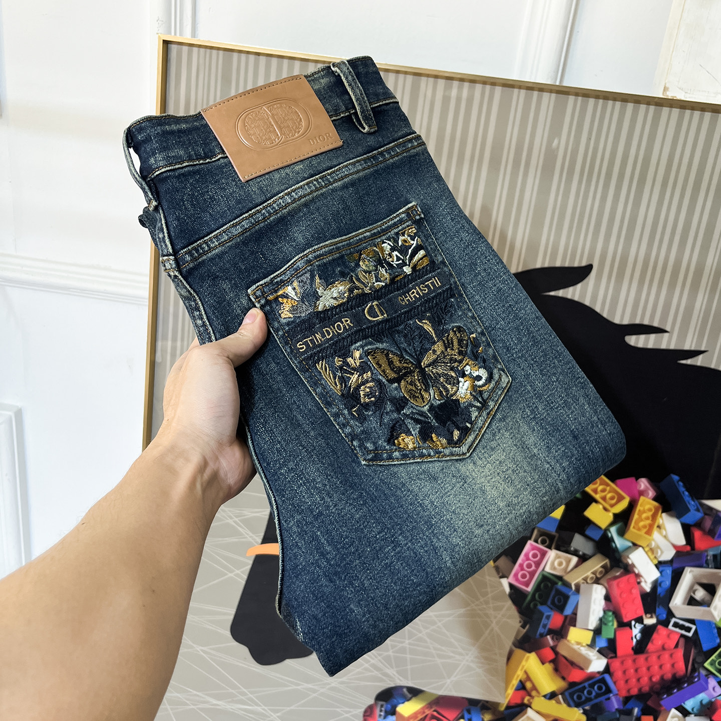 NO:682151,Dior - SS Year of the Snake Autumn and Winter Jeans. Original 1:1 production, the perfect choice for daily necessities, simple and stylish, custom imported denim fabric, heavy washing process, complex workmanship and exquisite craftsmanship. Easily cater to the needs of the four seasons, soft and elastic to the touch, smooth and neat, original accessories and hardware, comfortable upper body, very easy to wear and durable, size 29-38,, dior, jeans,19860909迪奥 - ss蛇年秋冬牛仔裤.原单1:1制作,日常必备的完美之选,简单大气亦时尚有型,定制进口丹宁面料 ,重工洗水工艺,做工复杂工艺精湛.轻松迎合四季需要,手感柔软带弹力,流畅利落,原版辅料五金,上身舒适非常易搭耐看码数29-38,,dior,jeans,,Men's clothing