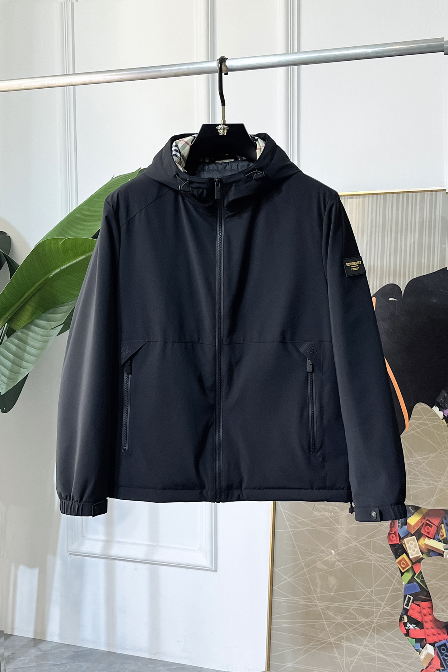 NO:683643,Goose down version!  Burberry –  2025 new winter goose down down jacket, high-quality design, is a must-have for any man, handsome and handsome. Heavy craftsmanship, 90% goose down filling, but the fashion stance remains firm, first-class texture, crisp and slim. Classic lapel down, mature and stable style, fine texture, good gloss, and very clear texture, simple and elegant style, strong fashion, version leads the current trend, the upper body effect is very good, the fabric is novel and soft to the touch  Fearless and changeable, blooming in comfort and uniqueness. Calmly and confidently walk the way of urban sportsman's spring clothing. Multi-touch fabric selection, showing the eclectic charm. The upper body will not have any wrinkles, the shape is excellent, the upper body is stylish and handsome, the customized accessories are iconic, and the details determine success or failure. Color, color, size M-3XL, can be worn up to 190 pounds.,, burberry, jackets & coats, down jacket,19860909鹅绒版本！巴宝莉 - 2025年冬季新款鹅绒羽绒服外套,高品质设计,是任何男人都必备的王牌好货,帅气爆表.重工艺直冲工艺,90鹅绒填充,但时尚立场坚挺如故,质感一流,挺括修身.经典翻领的羽绒,成熟稳重风,质感细腻,光泽感佳,且纹理非常清晰,款式简洁大气,时尚度强、版型引领当前趋势,上身效果非常好,面料新颖,手感软 无畏多变,舒适与独特中绽放.从容、自信游走都市型男春装之道.多重触感的面料选择,彰显不拘一格的魅力上身不会有任何褶皱,版型极好,上身有型帅气,定制辅料带有标志性,细节决定成败.颜色图色 尺码M-3XL 最大可穿到190斤.,,burberry,jackets & coats,down jacket,,Men's clothing