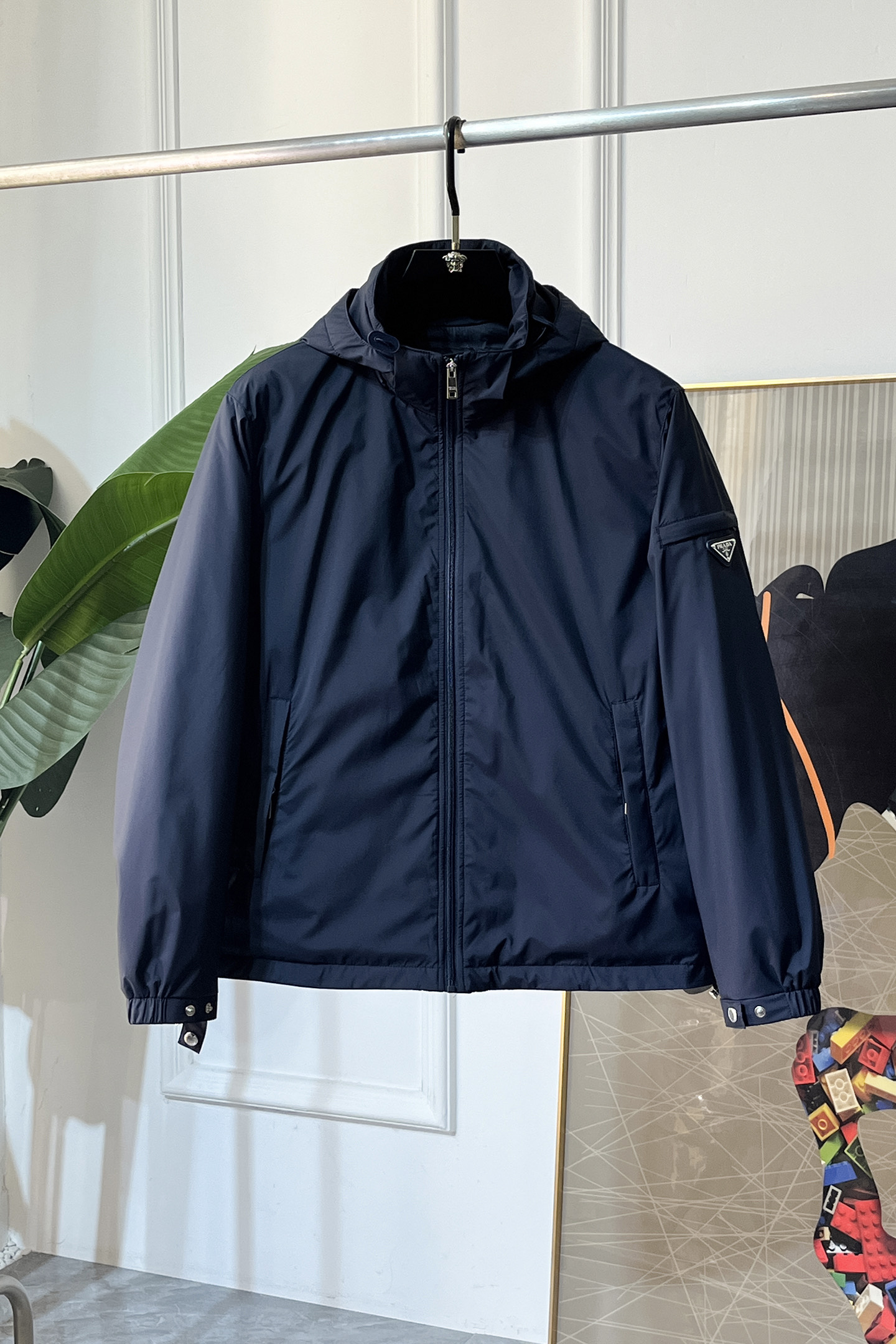 NO:683641,Goose down version!  Prada -  2025 new winter goose down down jacket, high-quality design, is a must-have for any man, handsome and handsome. Heavy craftsmanship, 90% goose down filling, but the fashion stance remains firm, first-class texture, crisp and slim. Classic lapel down, mature and stable style, fine texture, good gloss, and very clear texture, simple and elegant style, strong fashion, version leads the current trend, the upper body effect is very good, the fabric is novel and soft to the touch  Fearless and changeable, blooming in comfort and uniqueness. Calmly and confidently walk the way of urban sportsman's spring clothing. Multi-touch fabric selection, showing the eclectic charm. The upper body will not have any wrinkles, the fit is excellent, the upper body is stylish and handsome, the customized accessories are iconic, and the details determine success or failure. Color, color, size M-3XL, can be worn up to 190 pounds.,, prada, jackets & coats, down jacket,19860909鹅绒版本！普拉达 - 2025年冬季新款鹅绒羽绒服外套,高品质设计,是任何男人都必备的王牌好货,帅气爆表.重工艺直冲工艺,90鹅绒填充,但时尚立场坚挺如故,质感一流,挺括修身.经典翻领的羽绒,成熟稳重风,质感细腻,光泽感佳,且纹理非常清晰,款式简洁大气,时尚度强、版型引领当前趋势,上身效果非常好,面料新颖,手感软 无畏多变,舒适与独特中绽放.从容、自信游走都市型男春装之道.多重触感的面料选择,彰显不拘一格的魅力上身不会有任何褶皱,版型极好,上身有型帅气,定制辅料带有标志性,细节决定成败.颜色图色 尺码M-3XL 最大可穿到190斤.,,prada,jackets & coats,down jacket,,Men's clothing