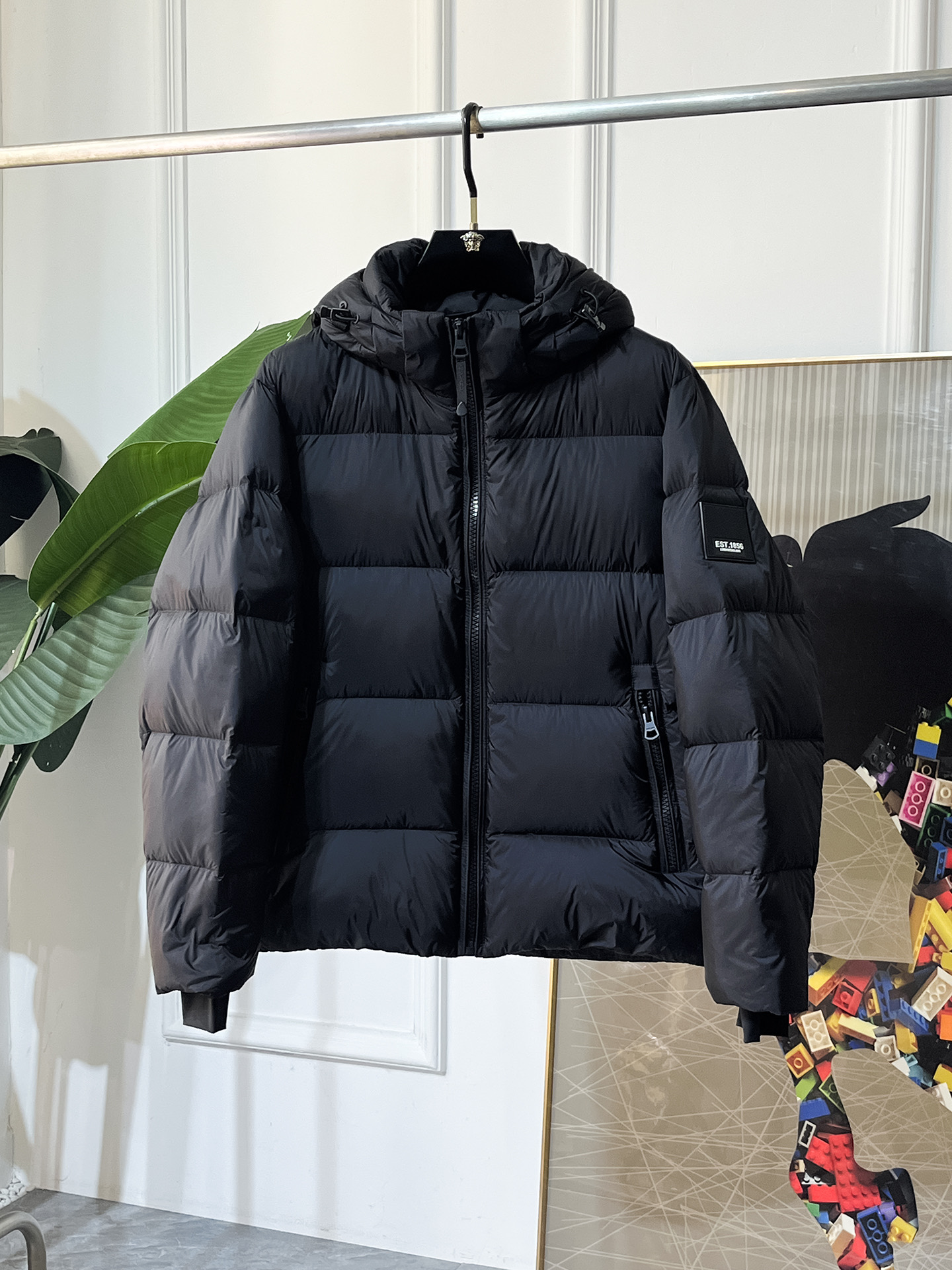 NO:691930,Burberry's hot-selling model at the counter is a high-end fashion thickened hooded down jacket. Each down jacket has a down filling capacity of more than 230g. It is available through trading company channels and is extremely popular!  !  !  Undoubtedly a super hit!  In terms of styling design, it carries the typical genes and lineage of the MON family. It has simple outline lines and no complicated craftsmanship elements. It is presented in a minimalist style and is only highlighted in local details. The iconic badge icon is indispensable, and it is a soul-like design!  The outer layer of the whole body is made of Japanese professional outdoor technical fabrics from Toray Company, and the stitching is made of Japan’s top-grade FUJIX  King Line provides excellent anti-drilling velvet yarn, which also has strong waterproof and snowproof properties. The fabric configuration is extremely high, and the inner filling is selected from the world's top Hungarian platinum grade Hordobagy white duck down. The high-quality velvet extracted from the belly of the white goose has a diameter of 53MM. It has extremely high bulkiness and velvet content. It has excellent resilience, exceeds the European standard environmental protection level, has no odor, and has excellent temperature locking effect and warmth retention!  The craftsmanship details are exquisite and the accessories are all supplied by customers. It is a down jacket with strong wearability. It has a full upper body and a wide age range. It can be trendy or restrained and stable. It has high moldability. It is highly recommended as a must-have tool to keep out the cold!  Size 48-56,,burberry,alexander wang,jackets & coats,down jacket,hats,19860909巴宝莉 柜台热售款 高端时装款加厚连帽羽绒服外套,每件羽绒服的充绒量高达230g以上,贸易公司渠道货,超人气爆款！！！ 毋庸置疑的超级爆款！在造型设计方面承载着MON家族典型的基因与血统,简约的轮廓线条,无繁复的工艺元素傍身,以极简的画风呈现,而仅在局部细节来彰显,标志性的徽章图标缺一不可,属于灵魂式的设计！ 通体外层日本Toray公司户外专业科技面料,缝线由日本顶级富士克(FUJIX KING)大王线提供,极好的防钻绒线,另外具有强大的防水防风雪特性,面料配置极高,内里填充甄选世界顶级匈牙利白金级霍尔多巴吉白鸭绒,提取的白鹅腹部高品质的绒,直径达到53MM,蓬松度和含绒量极高,回弹性优越,超欧标环保级别,无异味,锁温效果与保暖性极佳！ 工艺细节精致考究,辅料全系客供,实穿性极强的一款羽绒服,上身型格十足,年龄跨度大,可潮搭亦可内敛稳重,塑造性非常高,强荐必入的御寒穿搭利器！ 尺码48-56,,burberry,alexander wang,jackets & coats,down jacket,hats,,Men's clothing