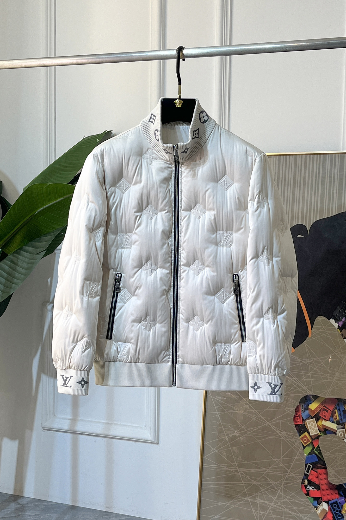 NO:691927,LV - 2025 new winter down jacket, high-quality design, is a must-have for any man, handsome and handsome. Heavy craftsmanship, 90 down filling, but the fashion stance remains firm, first-class texture, crisp and slim. Classic lapel down, mature and stable style, fine texture, good gloss, and very clear texture, simple and elegant style, strong fashion, version leads the current trend, the upper body effect is very good, the fabric is novel and soft to the touch  Fearless and changeable, blooming in comfort and uniqueness. Calmly and confidently walk the way of urban men's spring clothing. Multi-touch fabric selection, showing the eclectic charm. The upper body will not have any wrinkles, the fit is excellent, the upper body is stylish and handsome, the customized accessories are iconic, and the details determine success or failure. Color, color, size M-3XL, can be worn up to 190 pounds.,, louis vuitton, jackets & coats, down jacket,19860909LV - 2025年冬季新款羽绒服外套,高品质设计,是任何男人都必备的王牌好货,帅气爆表.重工艺直冲工艺,90绒填充,但时尚立场坚挺如故,质感一流,挺括修身.经典翻领的羽绒,成熟稳重风,质感细腻,光泽感佳,且纹理非常清晰,款式简洁大气,时尚度强、版型引领当前趋势,上身效果非常好,面料新颖,手感软 无畏多变,舒适与独特中绽放.从容、自信游走都市型男春装之道.多重触感的面料选择,彰显不拘一格的魅力上身不会有任何褶皱,版型极好,上身有型帅气,定制辅料带有标志性,细节决定成败.颜色图色 尺码M-3XL 最大可穿到190斤.,,louis vuitton,jackets & coats,down jacket,,Men's clothing