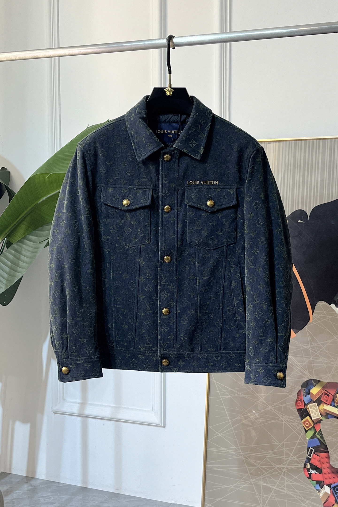 NO:691924,Goose down version!  LV-  2025 new winter goose down down jacket, high-quality design, is a must-have for any man, handsome and handsome. Heavy craftsmanship, 90% goose down filling, but the fashion stance remains firm, first-class texture, crisp and slim. Classic lapel down, mature and stable style, fine texture, good gloss, and very clear texture, simple and elegant style, strong fashion, version leads the current trend, the upper body effect is very good, the fabric is novel and soft to the touch  Fearless and changeable, blooming in comfort and uniqueness. Calmly and confidently walk the way of urban men's spring clothing. Multi-touch fabric selection, showing the eclectic charm. The upper body will not have any wrinkles, the fit is excellent, the upper body is stylish and handsome, the customized accessories are iconic, and the details determine success or failure. Color, color, size M-3XL, can be worn up to 190 pounds.,, louis vuitton, jackets & coats, down jacket,19860909鹅绒版本！LV - 2025年冬季新款鹅绒羽绒服外套,高品质设计,是任何男人都必备的王牌好货,帅气爆表.重工艺直冲工艺,90鹅绒填充,但时尚立场坚挺如故,质感一流,挺括修身.经典翻领的羽绒,成熟稳重风,质感细腻,光泽感佳,且纹理非常清晰,款式简洁大气,时尚度强、版型引领当前趋势,上身效果非常好,面料新颖,手感软 无畏多变,舒适与独特中绽放.从容、自信游走都市型男春装之道.多重触感的面料选择,彰显不拘一格的魅力上身不会有任何褶皱,版型极好,上身有型帅气,定制辅料带有标志性,细节决定成败.颜色图色 尺码M-3XL 最大可穿到190斤.,,louis vuitton,jackets & coats,down jacket,,Men's clothing