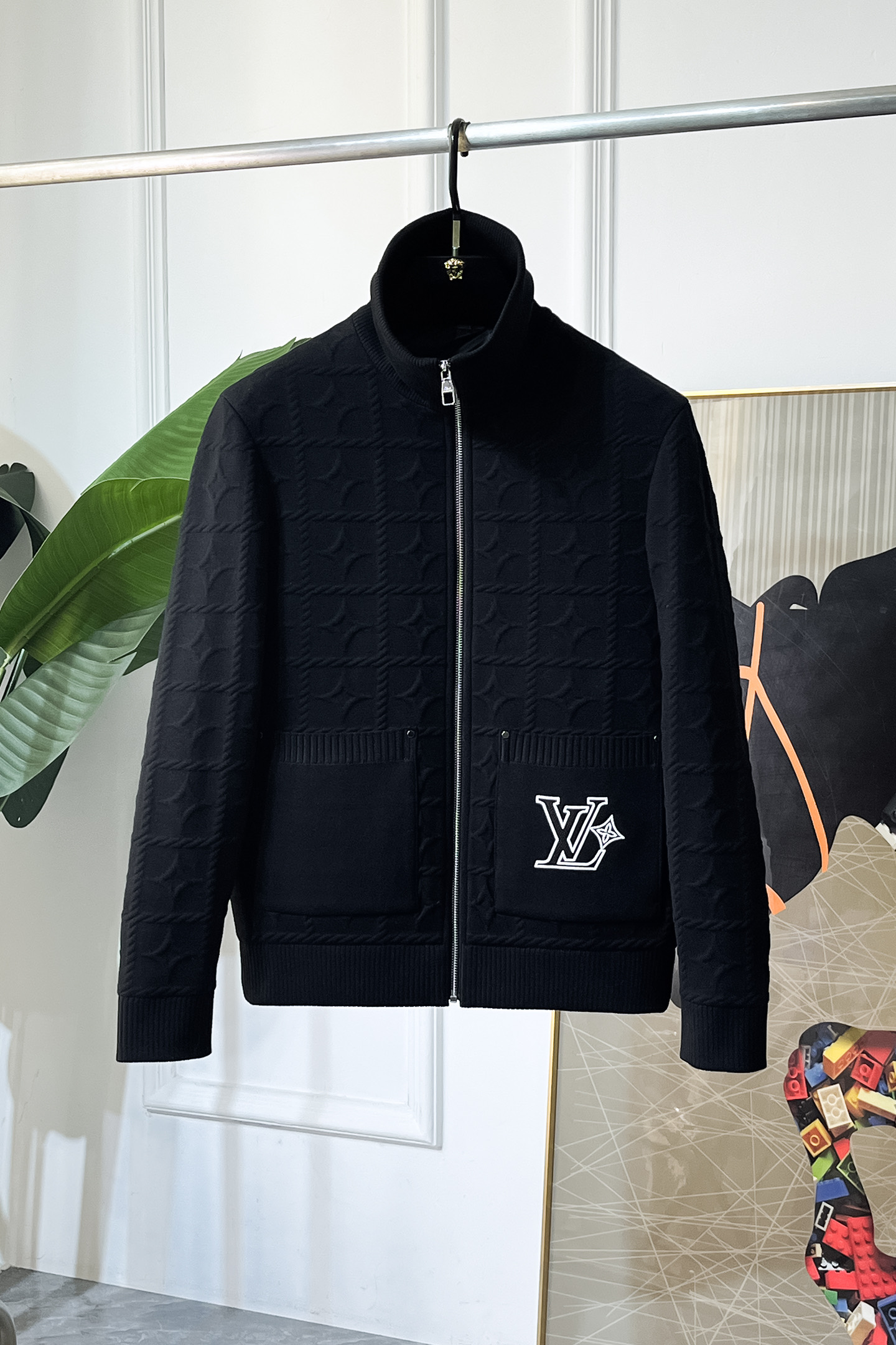 NO:691921,LV-  2025 new winter knitted down jacket, high-quality design, is a must-have for any man, handsome and handsome. Heavy craftsmanship, 90 down filling, but the fashion stance remains firm, first-class texture, crisp and slim. Classic lapel down, mature and stable style, fine texture, good gloss, and very clear texture, simple and elegant style, strong fashion, version leads the current trend, the upper body effect is very good, the fabric is novel and soft to the touch  Fearless and changeable, blooming in comfort and uniqueness. Calmly and confidently walk the way of urban men's spring clothing. Multi-touch fabric selection, showing the eclectic charm. The upper body will not have any wrinkles, the fit is excellent, the upper body is stylish and handsome, the customized accessories are iconic, and the details determine success or failure. Color, color, size M-3XL, can be worn up to 190 pounds.,, louis vuitton, jackets & coats, down jacket,19860909LV - 2025年冬季新款针织羽绒服外套,高品质设计,是任何男人都必备的王牌好货,帅气爆表.重工艺直冲工艺,90绒填充,但时尚立场坚挺如故,质感一流,挺括修身.经典翻领的羽绒,成熟稳重风,质感细腻,光泽感佳,且纹理非常清晰,款式简洁大气,时尚度强、版型引领当前趋势,上身效果非常好,面料新颖,手感软 无畏多变,舒适与独特中绽放.从容、自信游走都市型男春装之道.多重触感的面料选择,彰显不拘一格的魅力上身不会有任何褶皱,版型极好,上身有型帅气,定制辅料带有标志性,细节决定成败.颜色图色 尺码M-3XL 最大可穿到190斤.,,louis vuitton,jackets & coats,down jacket,,Men's clothing