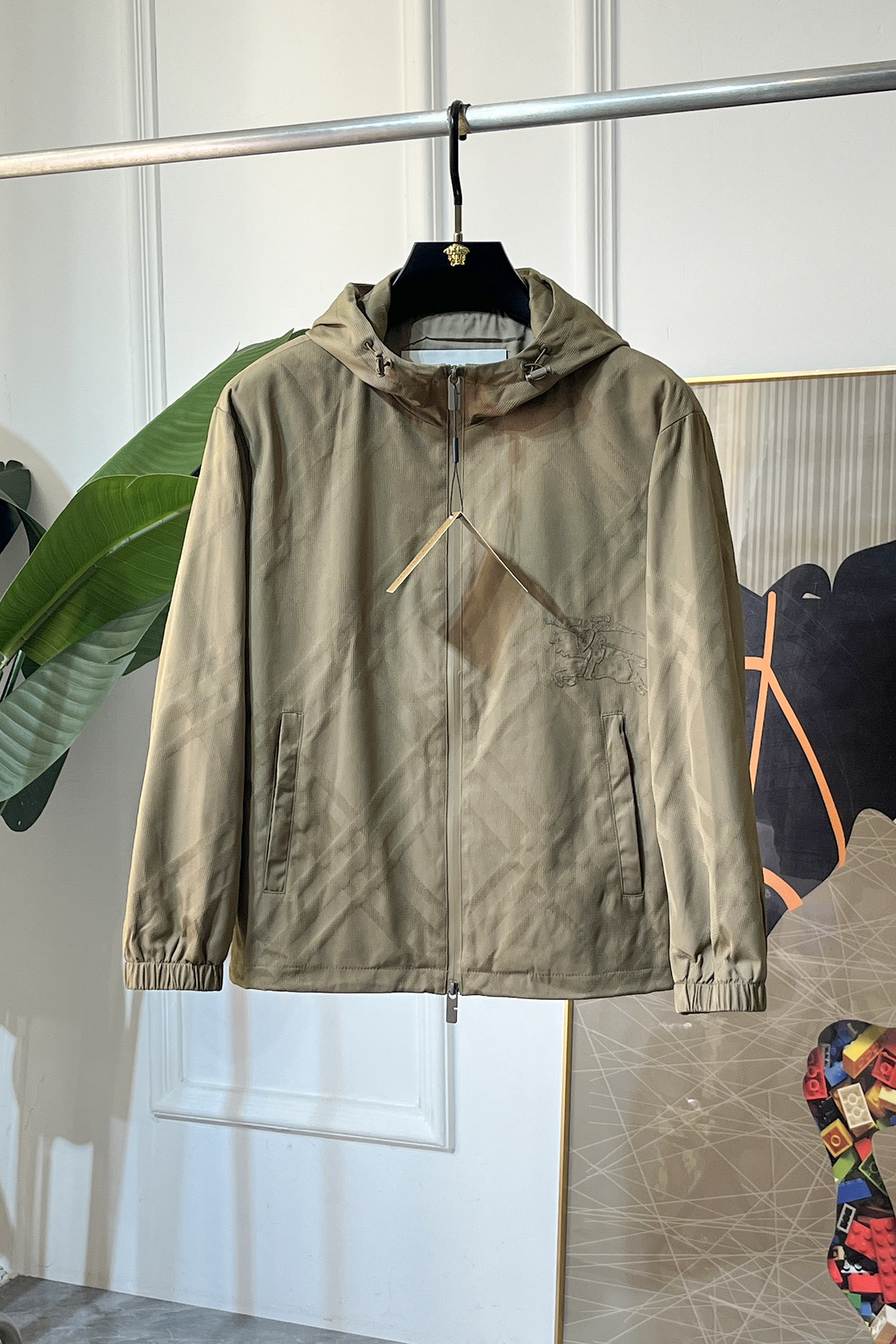 NO:682172,Burberry - ss autumn and winter hot style boutique jacket, customized high-quality polyester fiber fabric!  Logo design with top fashion big-name elements, complete with three standards!  Original hardware accessories, smooth lines, exquisite craftsmanship, awesome upper body shape, comfortable fabrics, windproof and warm, it is very fashionable, handsome and a must-have for casual and fashionable men with any combination!  Sizes M-3XL can fit up to 190 pounds!  ,,burberry,jackets & coats,jackets & coats,19860909巴宝莉 - ss秋冬大爆款精品夹克外套,定制高品质聚酯纤维面料！顶级时尚大牌元素logo设计,三标齐全！原版五金辅料,线条流畅,工艺精致,上身版型超赞,面料舒适,挡风保暖,随意搭配都非常时尚帅气休闲时尚男仕必备款哦！尺码M-3XL 最大可穿190斤！,,burberry,jackets & coats,jackets & coats,,Men's clothing