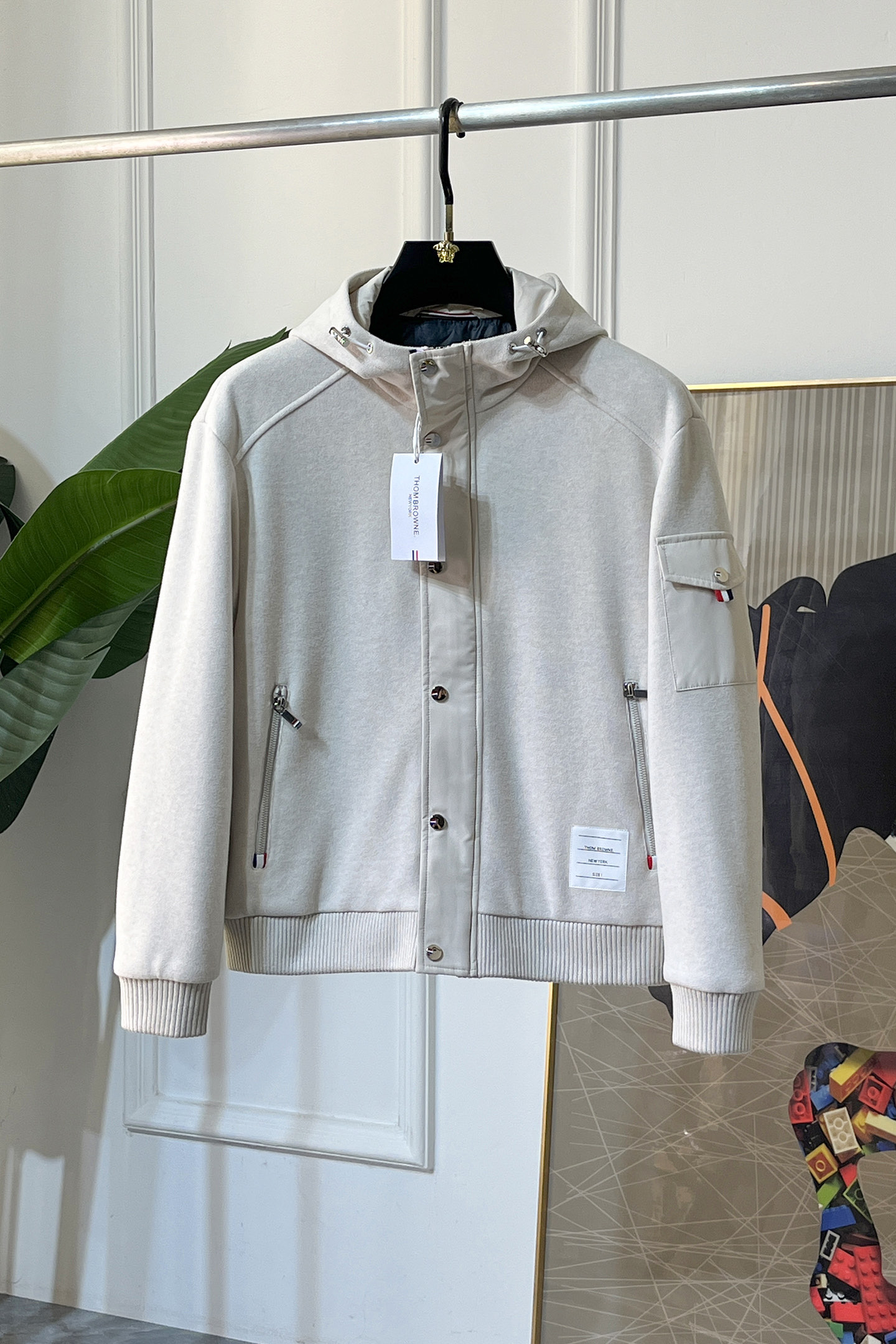 NO:691939,TB - 2025 new winter down jacket, high-quality design, is a must-have for any man, handsome and handsome. Heavy craftsmanship, 90 down filling, but the fashion stance remains firm, first-class texture, crisp and slim. Classic lapel down, mature and stable style, fine texture, good gloss, and very clear texture, simple and elegant style, strong fashion, version leading the current trend, very good upper body effect, novel fabric, soft feel  Fearless and changeable, blooming in comfort and uniqueness. Calmly and confidently walk the way of urban sportsman's spring clothing. Multi-touch fabric selection, showing the eclectic charm. The upper body will not have any wrinkles, the fit is excellent, the upper body is stylish and handsome, the customized accessories are iconic, and the details determine success or failure. Color, color, size M-3XL, can be worn up to 190 pounds.,,jackets & coats, down jacket,19860909TB - 2025年冬季新款羽绒服外套,高品质设计,是任何男人都必备的王牌好货,帅气爆表.重工艺直冲工艺,90绒填充,但时尚立场坚挺如故,质感一流,挺括修身.经典翻领的羽绒,成熟稳重风,质感细腻,光泽感佳,且纹理非常清晰,款式简洁大气,时尚度强、版型引领当前趋势,上身效果非常好,面料新颖,手感软 无畏多变,舒适与独特中绽放.从容、自信游走都市型男春装之道.多重触感的面料选择,彰显不拘一格的魅力上身不会有任何褶皱,版型极好,上身有型帅气,定制辅料带有标志性,细节决定成败.颜色图色 尺码M-3XL 最大可穿到190斤.,,jackets & coats,down jacket,,Men's clothing