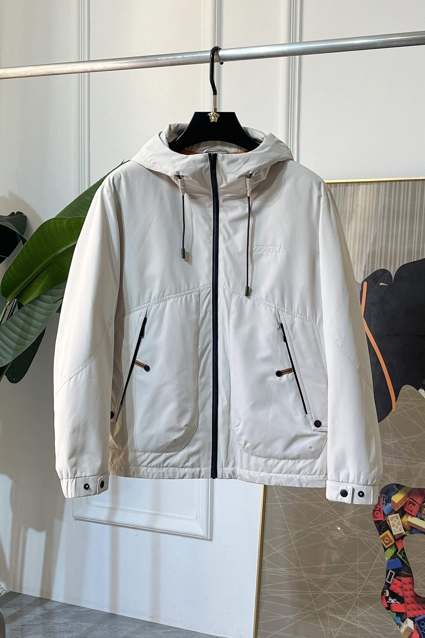 NO:691945,Genia -  2025 new winter down jacket, high-quality design, is a must-have for any man, handsome and handsome. Heavy craftsmanship, 90 down filling, but the fashion stance remains firm, first-class texture, crisp and slim. Classic lapel down, mature and stable style, fine texture, good gloss, and very clear texture, simple and elegant style, strong fashion, version leading the current trend, very good upper body effect, novel fabric, soft feel  Fearless and changeable, blooming in comfort and uniqueness. Calmly and confidently walk the way of urban sportsman's spring clothing. Multi-touch fabric selection, showing the eclectic charm. The upper body will not have any wrinkles, the fit is excellent, the upper body is stylish and handsome, the customized accessories are iconic, and the details determine success or failure. Color, color, size M-3XL, can be worn up to 190 pounds.,,zegna,jackets & coats,down jacket,19860909杰尼娅 - 2025年冬季新款羽绒服外套,高品质设计,是任何男人都必备的王牌好货,帅气爆表.重工艺直冲工艺,90绒填充,但时尚立场坚挺如故,质感一流,挺括修身.经典翻领的羽绒,成熟稳重风,质感细腻,光泽感佳,且纹理非常清晰,款式简洁大气,时尚度强、版型引领当前趋势,上身效果非常好,面料新颖,手感软 无畏多变,舒适与独特中绽放.从容、自信游走都市型男春装之道.多重触感的面料选择,彰显不拘一格的魅力上身不会有任何褶皱,版型极好,上身有型帅气,定制辅料带有标志性,细节决定成败.颜色图色 尺码M-3XL 最大可穿到190斤.,,zegna,jackets & coats,down jacket,,Men's clothing