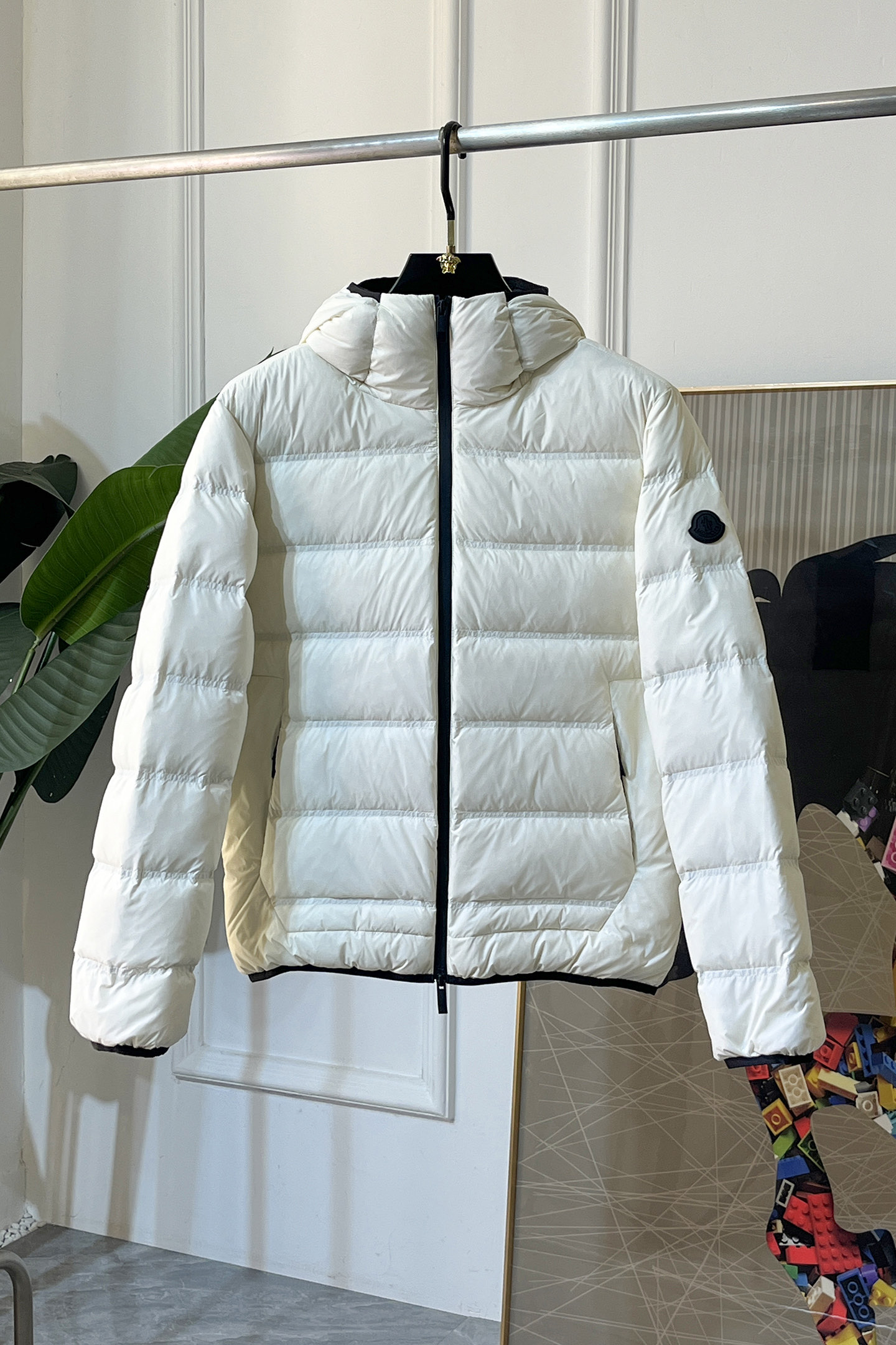 NO:691943,Mengkou - 2025 new winter down jacket, high-quality design, is a must-have for any man, handsome and handsome. Heavy craftsmanship, 90 down filling, but the fashion stance remains firm, first-class texture, crisp and slim. Classic lapel down, mature and stable style, fine texture, good gloss, and very clear texture, simple and elegant style, strong fashion, version leading the current trend, very good upper body effect, novel fabric, soft hand feel  Fearless and changeable, blooming in comfort and uniqueness. Calmly and confidently walk the way of urban sportsman's spring clothing. Multi-touch fabric selection, showing the eclectic charm. The upper body will not have any wrinkles, the fit is excellent, the upper body is stylish and handsome, the customized accessories are iconic, and the details determine success or failure. Color, color, size M-3XL, can be worn up to 190 pounds.,,Moncler,jackets & coats,down jacket,19860909蒙口 - 2025年冬季新款羽绒服外套,高品质设计,是任何男人都必备的王牌好货,帅气爆表.重工艺直冲工艺,90绒填充,但时尚立场坚挺如故,质感一流,挺括修身.经典翻领的羽绒,成熟稳重风,质感细腻,光泽感佳,且纹理非常清晰,款式简洁大气,时尚度强、版型引领当前趋势,上身效果非常好,面料新颖,手感软 无畏多变,舒适与独特中绽放.从容、自信游走都市型男春装之道.多重触感的面料选择,彰显不拘一格的魅力上身不会有任何褶皱,版型极好,上身有型帅气,定制辅料带有标志性,细节决定成败.颜色图色 尺码M-3XL 最大可穿到190斤.,,Moncler,jackets & coats,down jacket,,Men's clothing