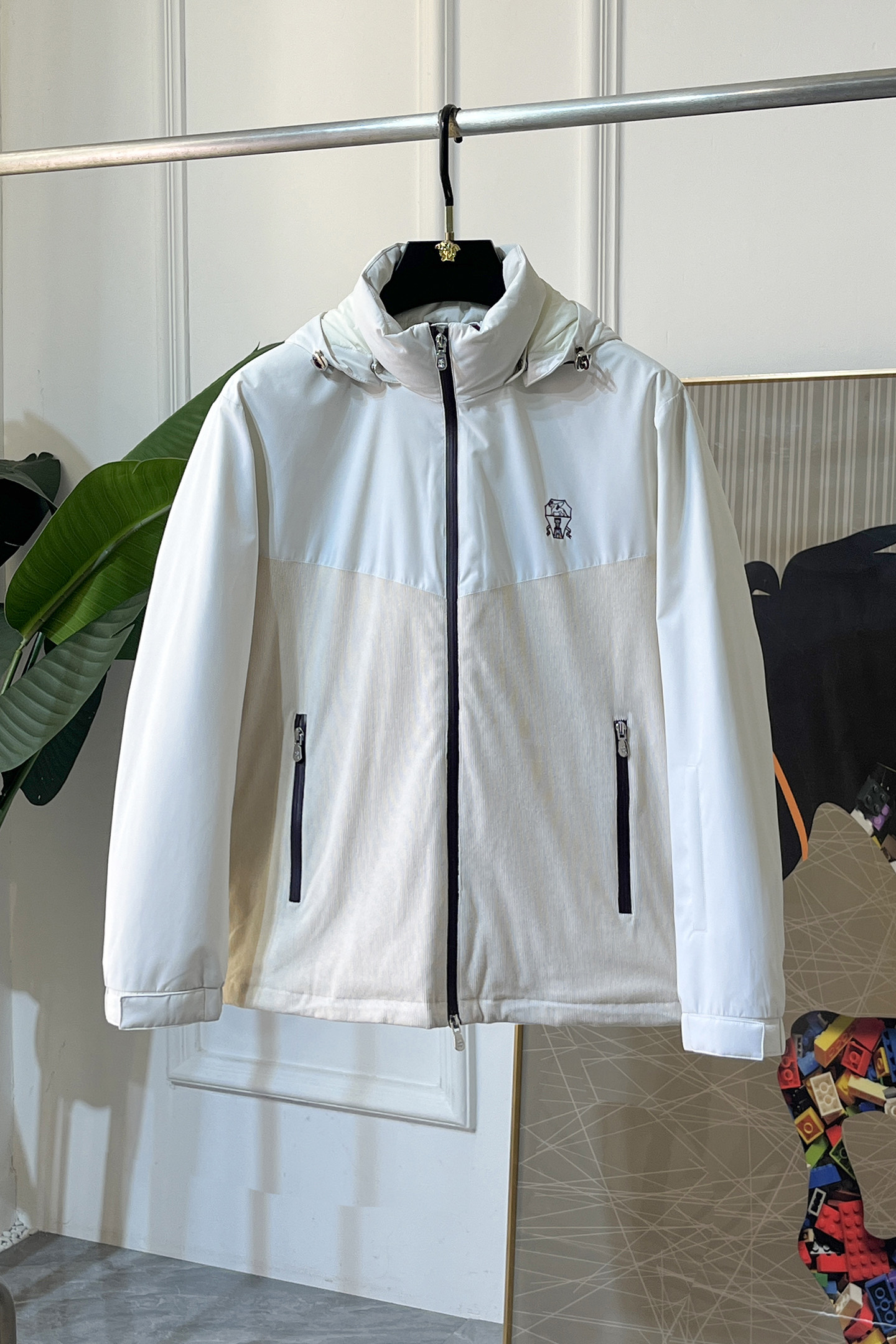 NO:691941,Bc - 2025 new winter down jacket, high-quality design, is a must-have for any man, handsome and handsome. Heavy craftsmanship, 90 down filling, but the fashion stance remains firm, first-class texture, crisp and slim. Classic lapel down, mature and stable style, fine texture, good gloss, and very clear texture, simple and elegant style, strong fashion, version leading the current trend, very good upper body effect, novel fabric, soft feel  Fearless and changeable, blooming in comfort and uniqueness. Calmly and confidently walk the way of urban sportsman's spring clothing. Multi-touch fabric selection, showing the eclectic charm. The upper body will not have any wrinkles, the fit is excellent, the upper body is stylish and handsome, the customized accessories are iconic, and the details determine success or failure. Color, color, size M-3XL, can be worn up to 190 pounds.,,jackets & coats, down jacket,19860909Bc - 2025年冬季新款羽绒服外套,高品质设计,是任何男人都必备的王牌好货,帅气爆表.重工艺直冲工艺,90绒填充,但时尚立场坚挺如故,质感一流,挺括修身.经典翻领的羽绒,成熟稳重风,质感细腻,光泽感佳,且纹理非常清晰,款式简洁大气,时尚度强、版型引领当前趋势,上身效果非常好,面料新颖,手感软 无畏多变,舒适与独特中绽放.从容、自信游走都市型男春装之道.多重触感的面料选择,彰显不拘一格的魅力上身不会有任何褶皱,版型极好,上身有型帅气,定制辅料带有标志性,细节决定成败.颜色图色 尺码M-3XL 最大可穿到190斤.,,jackets & coats,down jacket,,Men's clothing