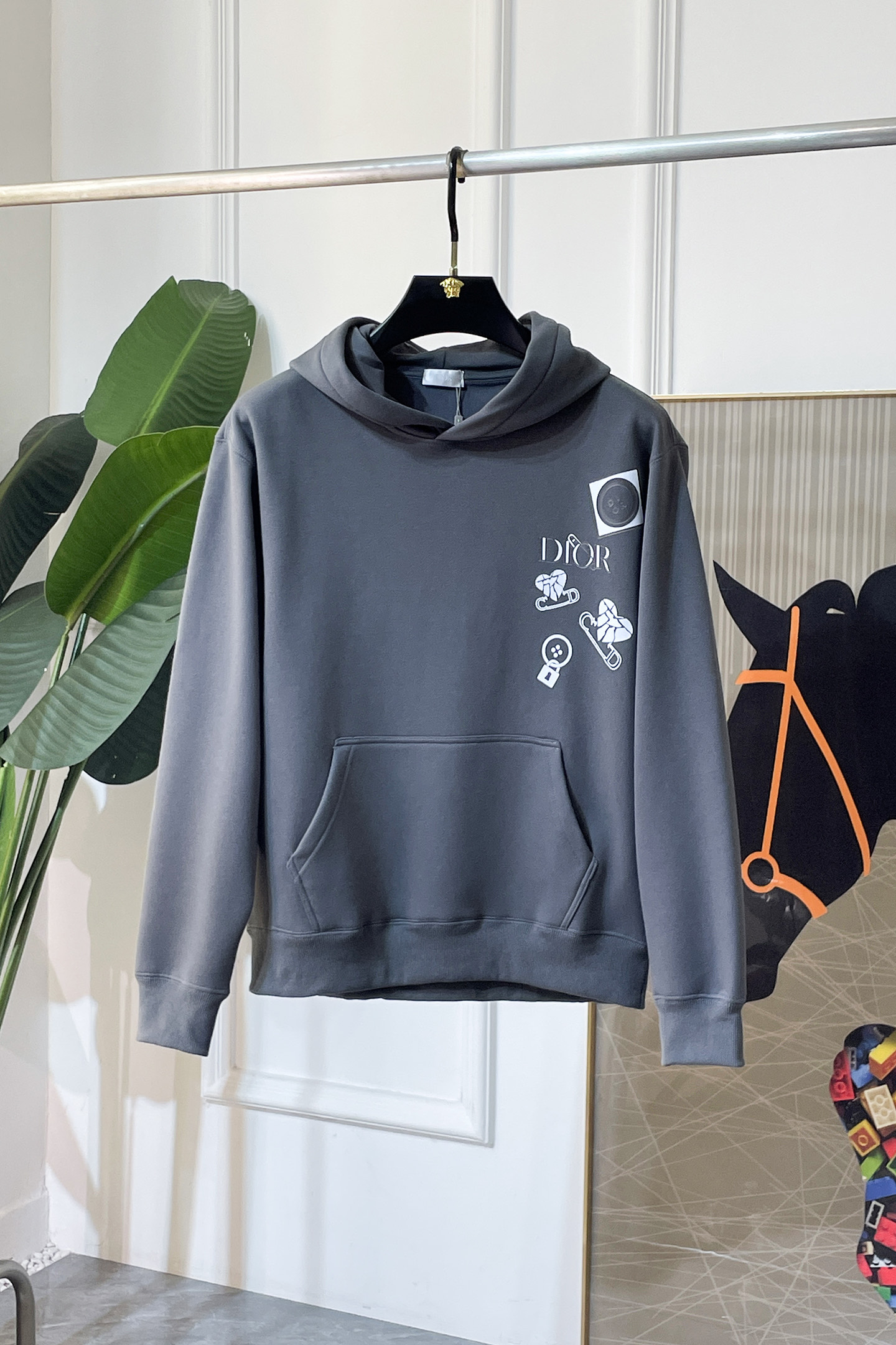 NO:690979,Dior - 2025ss autumn hot new style, the highest version of fashionable hooded plus fleece sweatshirt, a must-have classic every year. Favored and respected by major stars, it uses high-end European cotton blended fabrics, heavy craftsmanship, original hardware accessories and logo design, soft and smooth, and dense texture!  Stylish upper body!  One of the impeccable must-have styles for autumn!  Size S-4XL can wear up to 220 pounds!  Thickened hooded size data S Length 62 Chest 106 Shoulder Width 48 Sleeve Length 56 M Length 65 Chest 112 Shoulder Width 49 Sleeve Length 58 L Length 67 Chest 118 Shoulder Width 51 Sleeve Length 61  Sleeve length 62 3XL Dress length 73 Bust 134 Shoulder width 56 Sleeve length 64 4XL Dress length 73 Bust 140 Shoulder width 58 Sleeve length 64,,dior,hoodie,sweatshirts,hats,19860909迪奥 - 2025ss秋季大爆新款,最高版本时尚连帽加绒卫衣、每年必出的经典之作.受各大明星的青睐推崇,精选高端欧棉混纺面料,重工艺制作,原版五金辅料logo设计,柔软顺滑,质地密实！上身时尚有型！秋季无可挑剔必选款式之一！尺码 S-4XL 最大可穿220斤！加厚连帽尺码数据 S衣长62 胸围106 肩宽48 袖长56 M衣长65 胸围112 肩宽49袖长58 L衣长67 胸围118 肩宽51 袖长61 XL 衣长69 胸围124 肩宽52 袖长62 2XL 衣长71 胸围128 肩宽55 袖长62 3XL 衣长73 胸围134 肩宽56袖长64 4XL 衣长73 胸围140 肩宽58袖长64,,dior,hoodie,sweatshirts,hats,,Men's clothing