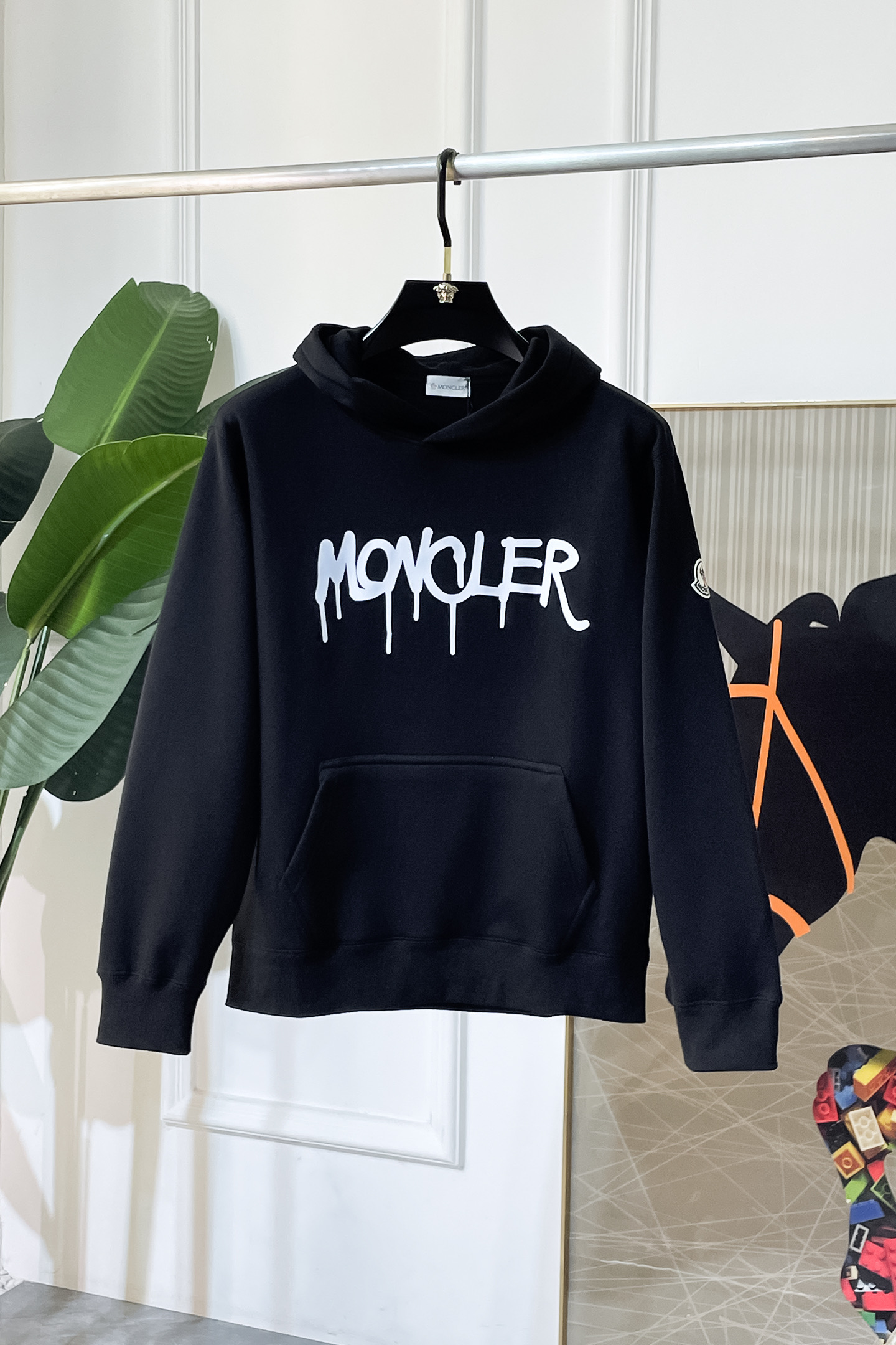 NO:691004,Meng Mouth - 2025ss hot new style in autumn, the highest version of fashionable hooded plus fleece sweatshirt, a classic that must be released every year. Favored and respected by major stars, it is made of high-end European cotton blended fabrics, made with heavy craftsmanship, original hardware accessories logo design, soft and smooth, and dense texture!  Stylish upper body!  One of the impeccable must-have styles for autumn!  Size S-4XL can wear up to 220 pounds!  Thickened hooded size data S Length 62 Chest 106 Shoulder Width 48 Sleeve Length 56 M Length 65 Chest 112 Shoulder Width 49 Sleeve Length 58 L Length 67 Chest 118 Shoulder Width 51 Sleeve Length 61  Sleeve length 62 3XL Dress length 73 Bust 134 Shoulder width 56 Sleeve length 64 4XL Dress length 73 Bust 140 Shoulder width 58 Sleeve length 64,,Moncler,hoodie,sweatshirts,hats,19860909蒙口 - 2025ss秋季大爆新款,最高版本时尚连帽加绒卫衣、每年必出的经典之作.受各大明星的青睐推崇,精选高端欧棉混纺面料,重工艺制作,原版五金辅料logo设计,柔软顺滑,质地密实！上身时尚有型！秋季无可挑剔必选款式之一！尺码 S-4XL 最大可穿220斤！加厚连帽尺码数据 S衣长62 胸围106 肩宽48 袖长56 M衣长65 胸围112 肩宽49袖长58 L衣长67 胸围118 肩宽51 袖长61 XL 衣长69 胸围124 肩宽52 袖长62 2XL 衣长71 胸围128 肩宽55 袖长62 3XL 衣长73 胸围134 肩宽56袖长64 4XL 衣长73 胸围140 肩宽58袖长64,,Moncler,hoodie,sweatshirts,hats,,Men's clothing