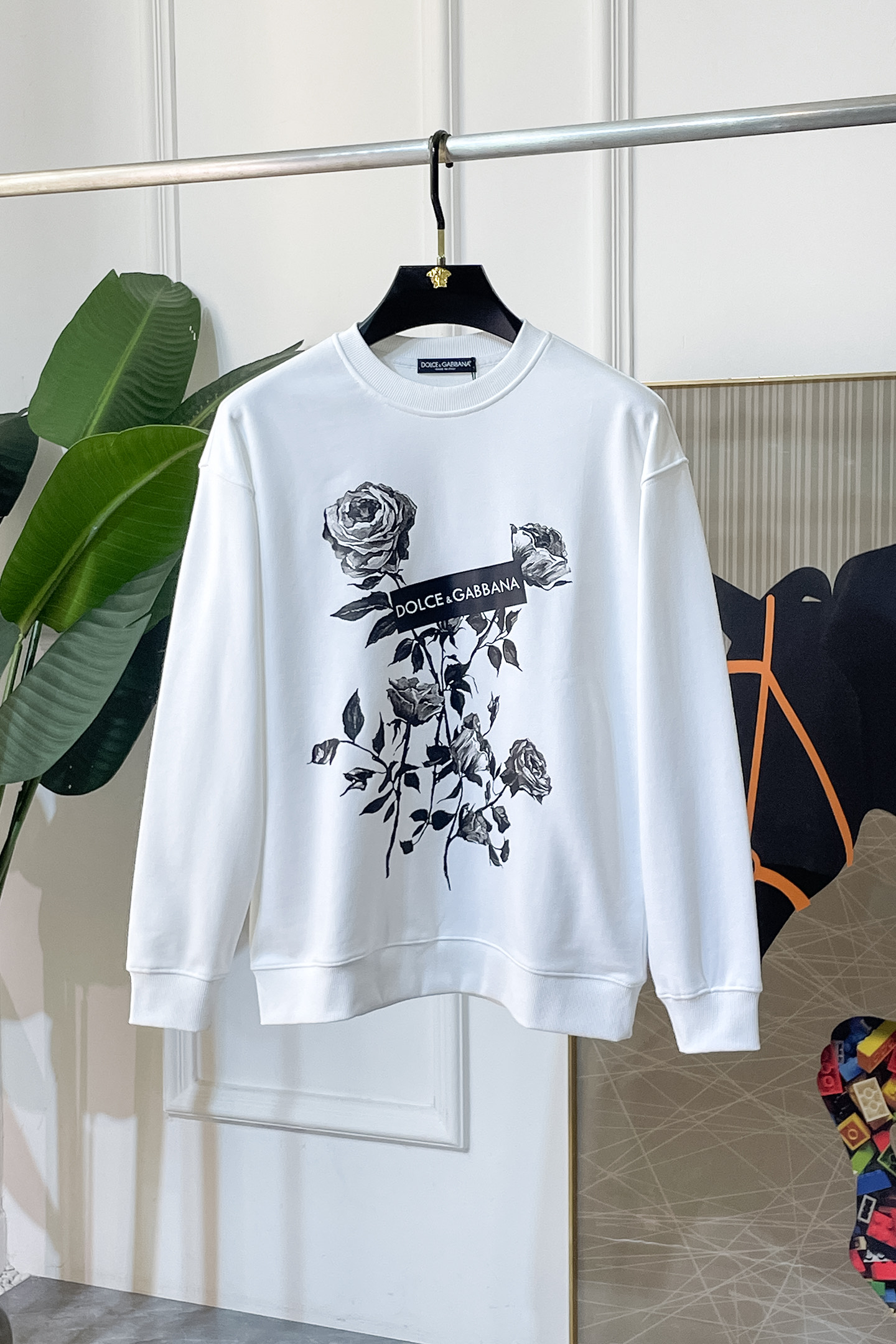 NO:690986,DG - 2025ss Autumn hot new style, the highest version of fashionable off-shoulder sweatshirt, a must-have classic every year. Favored and respected by major stars, it uses high-end European cotton blended fabrics, heavy craftsmanship, original hardware accessories and logo design, soft and smooth, and dense texture!  Stylish upper body!  One of the impeccable must-have styles for autumn!  S-3XL can wear up to 200 pounds!  Size data of off-shoulder style S Length 66 Chest 56 Shoulder width 54 Sleeve length 54 (can wear 120 catties) M Length 68 Bust 58 Shoulder width 56 Sleeve length 55 (can wear 140 catties) L Length 70 Chest 60 Shoulder width 58 Sleeve length 56 (can wear 120 catties) XL Clothes length 72 Chest 62 Shoulder width 60  Sleeve length 57 (can wear 180 pounds) 2XL dress length 74, chest 64 shoulder width 62, sleeve length 58 (can wear 200 pounds) 3XL dress length 76, chest 66 shoulder width 64, sleeve length 59 (can wear 220 pounds),,hoodie,sweatshirts,19860909DG - 2025ss秋季大爆新款,最高版本时尚落肩款卫衣、每年必出的经典之作.受各大明星的青睐推崇,精选高端欧棉混纺面料,重工艺制作,原版五金辅料logo设计,柔软顺滑,质地密实！上身时尚有型！秋季无可挑剔必选款式之一！S-3XL 最大可穿200斤！落肩款尺码数据 S 衣长66 胸围56 肩宽54 袖长54（可穿120斤） M 衣长68 胸围58 肩宽56 袖长55（可穿140斤） L 衣长70 胸围60 肩宽58 袖长56（可穿斤） XL 衣长72 胸围62 肩宽60 袖长57（可穿180斤） 2XL 衣长74 胸围64 肩宽62 袖长58（可穿200斤） 3XL 衣长76 胸围66 肩宽64 袖长59（可穿220斤）,,hoodie,sweatshirts,,Men's clothing