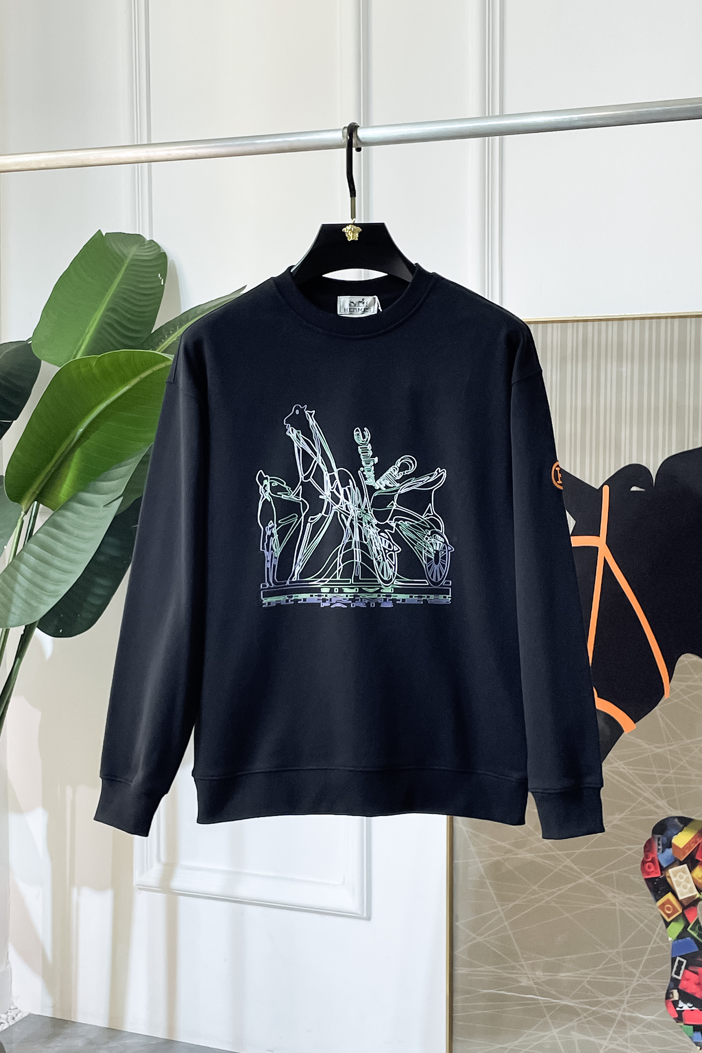 NO:690990,Hermès - 2025ss autumn hot new style, the highest version of fashionable off-shoulder sweatshirt, a classic that must be released every year. Favored and respected by major stars, it selects high-end European cotton blended fabrics, made with heavy craftsmanship, original hardware accessories logo design, soft and smooth, and dense texture!  Stylish upper body!  One of the impeccable must-have styles for autumn!  S-3XL can wear up to 200 pounds!  Size data of off-shoulder style S Length 66 Chest 56 Shoulder width 54 Sleeve length 54 (can wear 120 catties) M Length 68 Bust 58 Shoulder width 56 Sleeve length 55 (can wear 140 catties) L Length 70 Chest 60 Shoulder width 58 Sleeve length 56 (can wear 120 catties) XL Clothes length 72 Chest 62 Shoulder width 60  Sleeve length 57 (can wear 180 pounds) 2XL dress length 74, chest 64 shoulder width 62, sleeve length 58 (can wear 200 pounds) 3XL dress length 76, chest 66 shoulder width 64, sleeve length 59 (can wear 220 pounds), hermes, hoodie, sweatshirts,19860909爱玛仕 - 2025ss秋季大爆新款,最高版本时尚落肩款卫衣、每年必出的经典之作.受各大明星的青睐推崇,精选高端欧棉混纺面料,重工艺制作,原版五金辅料logo设计,柔软顺滑,质地密实！上身时尚有型！秋季无可挑剔必选款式之一！S-3XL 最大可穿200斤！落肩款尺码数据 S 衣长66 胸围56 肩宽54 袖长54（可穿120斤） M 衣长68 胸围58 肩宽56 袖长55（可穿140斤） L 衣长70 胸围60 肩宽58 袖长56（可穿斤） XL 衣长72 胸围62 肩宽60 袖长57（可穿180斤） 2XL 衣长74 胸围64 肩宽62 袖长58（可穿200斤） 3XL 衣长76 胸围66 肩宽64 袖长59（可穿220斤）,,hermes,hoodie,sweatshirts,,Men's clothing