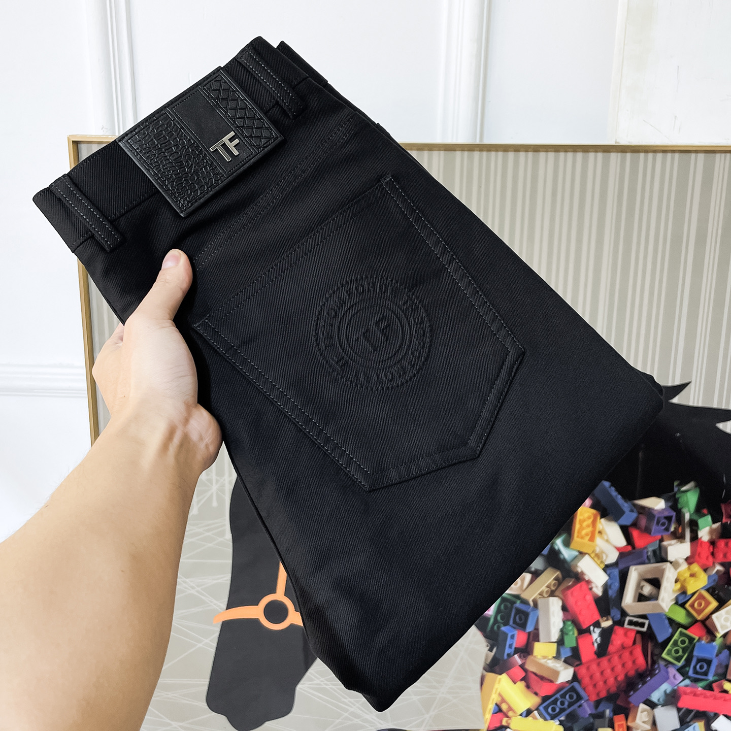 NO:690978,TF - 2025ss autumn and winter boutique casual pants. Made from the original 1:1, the perfect choice for daily necessities, simple and stylish, custom-made imported European cotton fabrics, heavy washing process, complex workmanship and exquisite craftsmanship. Easily cater to the needs of the four seasons, soft and elastic to the touch, smooth and neat, original accessories and hardware, comfortable upper body, very easy to wear and durable, size 29-38,, tom ford,19860909TF - 2025ss年秋冬精品休闲裤.原单1:1制作,日常必备的完美之选,简单大气亦时尚有型,定制进口欧棉面料 ,重工洗水工艺,做工复杂工艺精湛.轻松迎合四季需要,手感柔软带弹力,流畅利落,原版辅料五金,上身舒适非常易搭耐看码数29-38,,tom ford,,Men's clothing