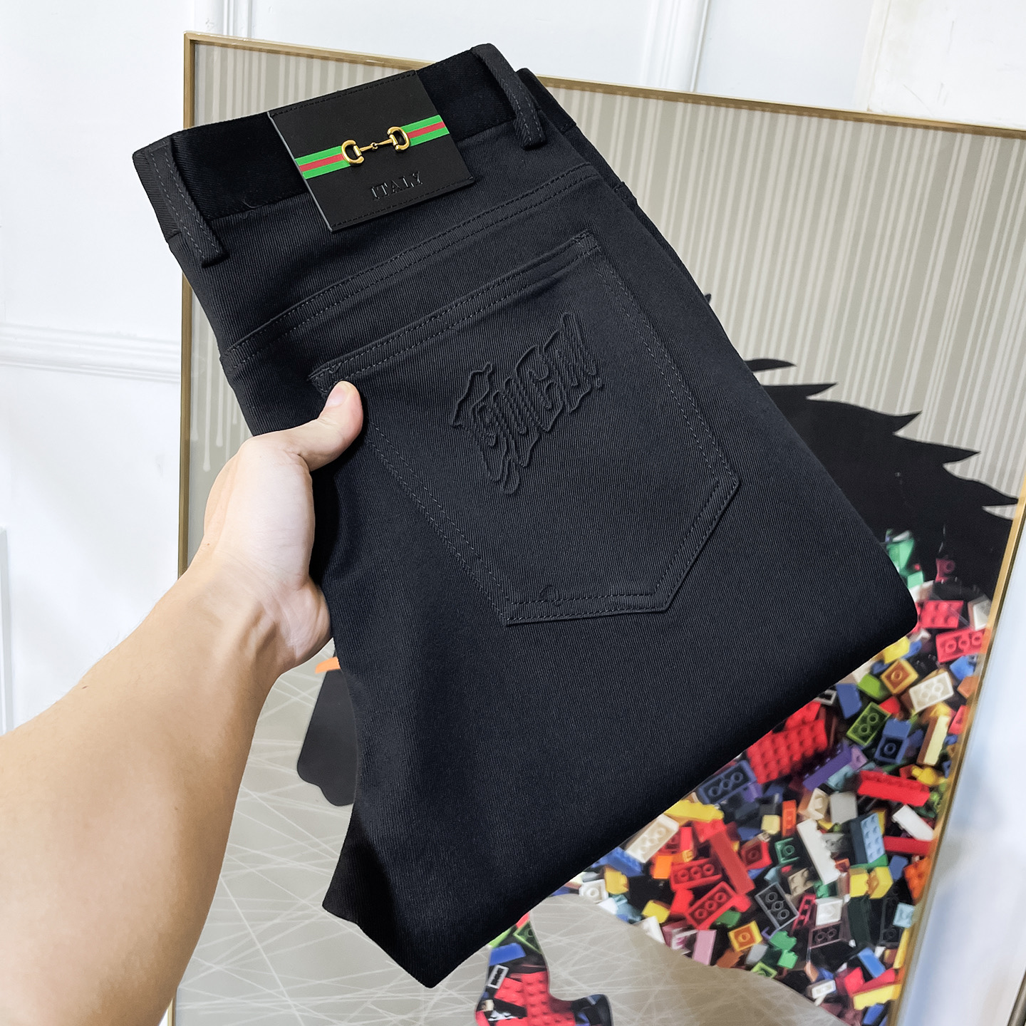 NO:691903,Gucci - 2025ss autumn and winter boutique casual pants. Made from the original 1:1, the perfect choice for daily essentials, simple and stylish, custom-made imported European cotton fabrics, heavy washing process, complex workmanship and exquisite craftsmanship. Easily cater to the needs of the four seasons, soft and elastic to the touch, smooth and neat, original accessories and hardware, comfortable upper body, very easy to wear and durable, size 29-38,19860909古奇 - 2025ss年秋冬精品休闲裤.原单1:1制作,日常必备的完美之选,简单大气亦时尚有型,定制进口欧棉面料 ,重工洗水工艺,做工复杂工艺精湛.轻松迎合四季需要,手感柔软带弹力,流畅利落,原版辅料五金,上身舒适非常易搭耐看码数29-38,,,Men's clothing