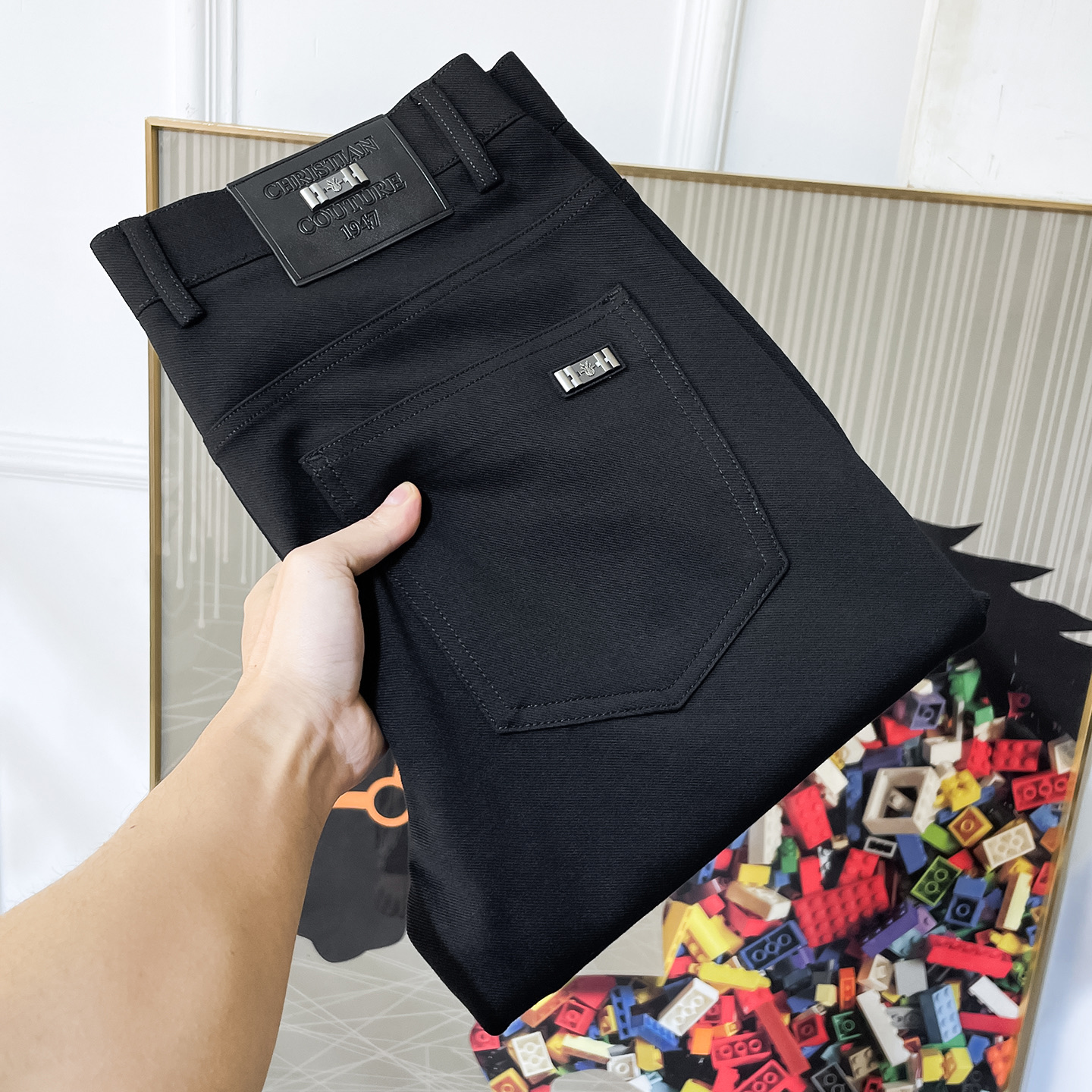 NO:690984,Dior - 2025ss autumn and winter boutique casual pants. Made from the original 1:1, the perfect choice for daily necessities, simple and stylish, custom-made imported European cotton fabrics, heavy washing process, complex workmanship and exquisite craftsmanship. Easily cater to the needs of the four seasons, soft and elastic to the touch, smooth and neat, original accessories and hardware, comfortable upper body, very easy to wear and durable, size 29-38,, dior,19860909迪奥 - 2025ss年秋冬精品休闲裤.原单1:1制作,日常必备的完美之选,简单大气亦时尚有型,定制进口欧棉面料 ,重工洗水工艺,做工复杂工艺精湛.轻松迎合四季需要,手感柔软带弹力,流畅利落,原版辅料五金,上身舒适非常易搭耐看码数29-38,,dior,,Men's clothing