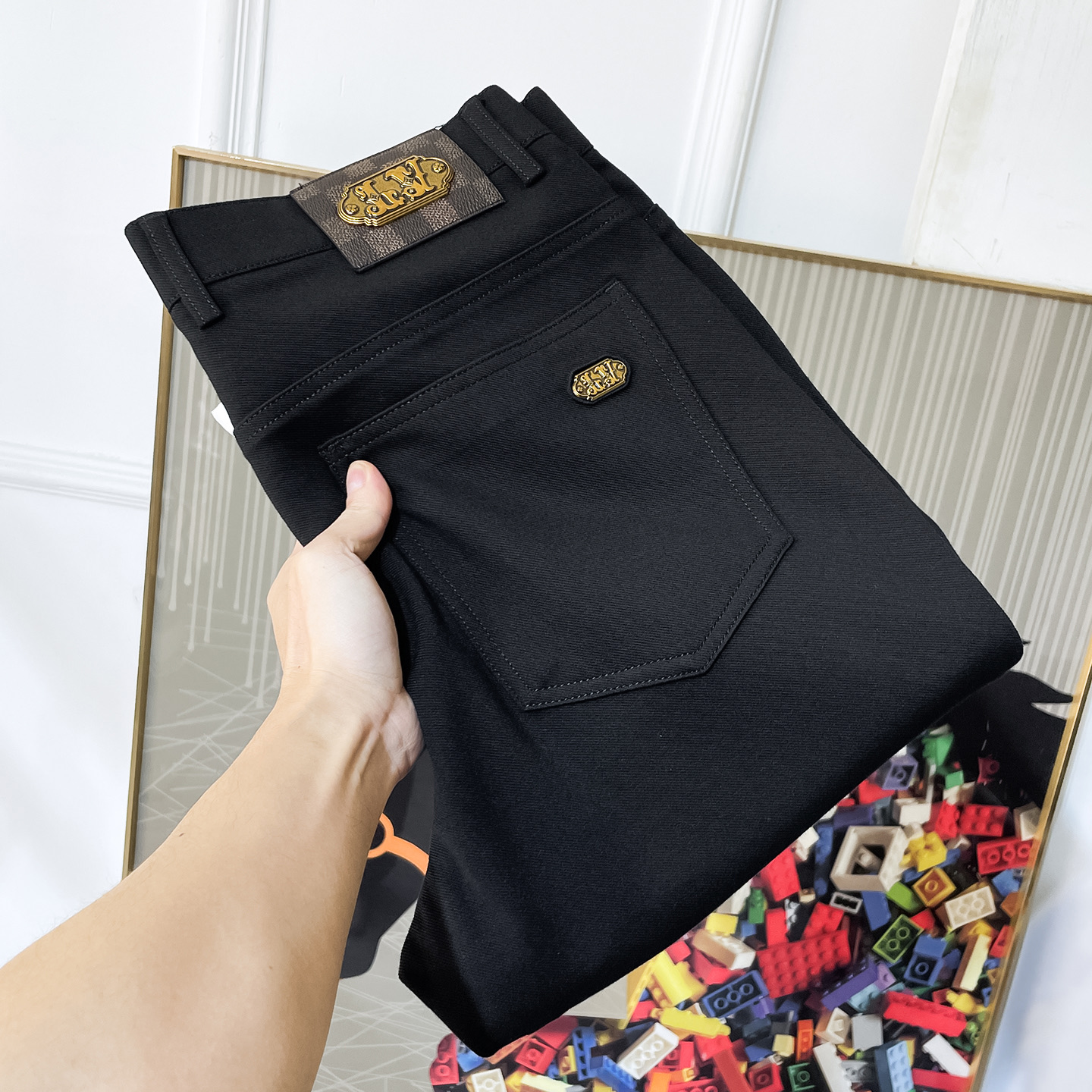 NO:691905,LV - 2025ss autumn and winter boutique casual pants. Made from the original 1:1, the perfect choice for daily necessities, simple and stylish, custom-made imported European cotton fabrics, heavy washing process, complex workmanship and exquisite craftsmanship. Easily cater to the needs of the four seasons, soft and elastic to the touch, smooth and neat, original accessories and hardware, comfortable upper body, very easy to wear and durable, size 29-38,, louis vuitton,19860909LV - 2025ss年秋冬精品休闲裤.原单1:1制作,日常必备的完美之选,简单大气亦时尚有型,定制进口欧棉面料 ,重工洗水工艺,做工复杂工艺精湛.轻松迎合四季需要,手感柔软带弹力,流畅利落,原版辅料五金,上身舒适非常易搭耐看码数29-38,,louis vuitton,,Men's clothing