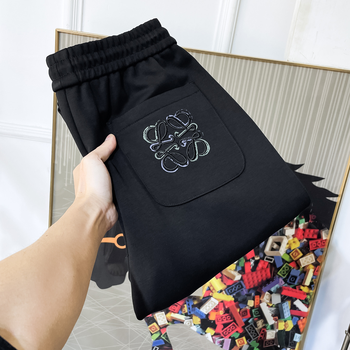 NO:691918,Luo Yiwei - 2025ss autumn and winter counters simultaneously hot-selling casual pants, a must-have versatile style this season, the upper body is extremely outstanding, super versatile style, 1:1 replica of the original version, complete with three labels!  The counter is designed with the latest fashion elements, imported custom-woven high-quality European cotton fabrics, with super good styles, a must-have for casual fashion!  Highly recommended size 29-38, loewe,19860909罗意威 - 2025ss秋冬专柜同步爆款休闲裤,本季必入百搭款式,上身极为出挑,超级百搭款 ,原版1:1复刻,三标齐全！专柜最新时尚元素设计,进口定织高品质欧棉面料,版型超好,休闲时尚必备！强烈推荐款 尺码 29-38,,loewe,,Men's clothing