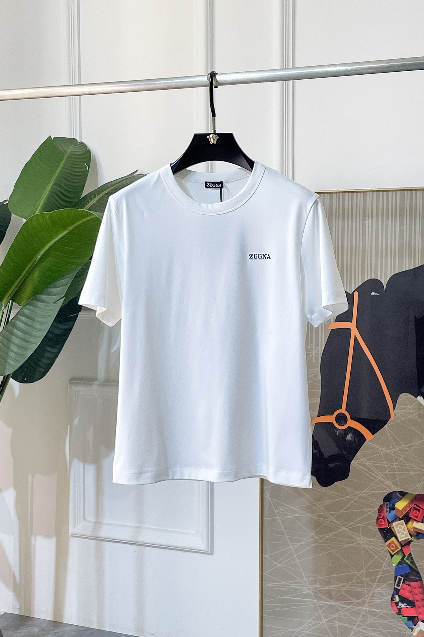 NO:690993,Zegna - 2026ss Spring and Summer high-quality short-sleeved T-shirt for the Year of the Horse. Official website synchronization. High-end quality. Customized top-grade mercerized cotton fabric, 1:1 production by top manufacturers, fashionable brand heavy craftsmanship logo design, soft and delicate feel. Skin-friendly and comfortable to wear. Versatile and casual. The upper body is very good. Handsome. A must-have for trendy men. Sizes M-3XL. Can wear up to 200 pounds!  ,,zegna,T-shirt,tees,t-shirt,19860909杰尼娅 - 2026ss马年贺岁款春夏精品短袖T恤 官网同步 高端品质 定制顶级丝光棉面料,顶级大厂1:1制作,时尚大牌重工艺logo设计,手感柔软细腻 穿着亲肤舒适 百搭休闲 上身非常赞 帅气 潮男必备品 尺码M-3XL 最大可穿200斤！,,zegna,T-shirt,tees，t-shirt,,Men's clothing