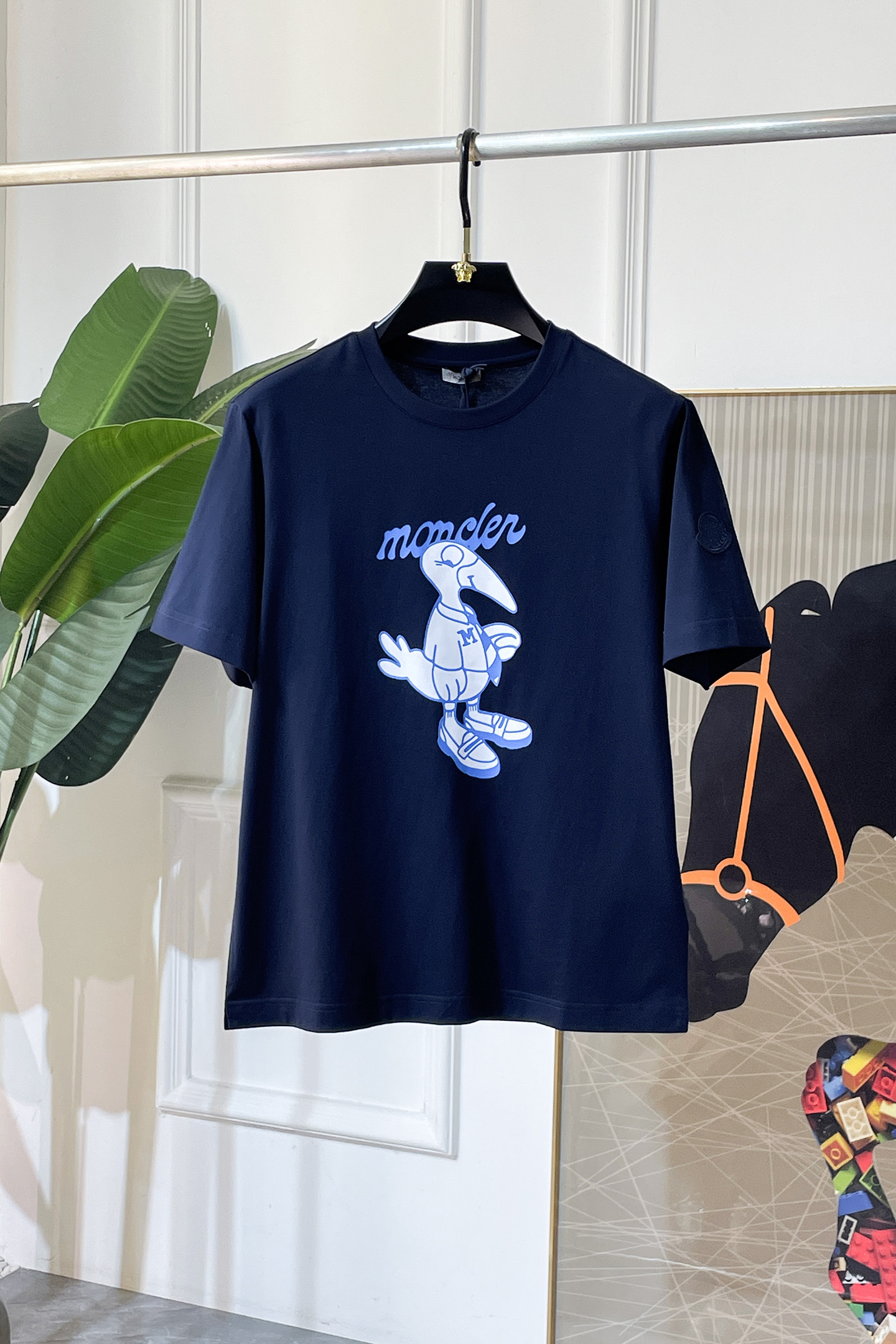 NO:690998,Mouth Mouth - 2026ss Year of the Horse spring and summer high-quality short-sleeved T-shirts. Official website synchronization. High-end quality. Customized top-grade mercerized cotton fabric, 1:1 production by top manufacturers, fashionable brand heavy craftsmanship logo design, soft and delicate feel. Skin-friendly and comfortable to wear. Versatile and casual. The upper body is very good. Handsome. A must-have for trendy men. Sizes M-3XL. Can wear up to 200 pounds!  ,,Moncler,T-shirt,tees,t-shirt,19860909蒙口 - 2026ss马年贺岁款春夏精品短袖T恤 官网同步 高端品质 定制顶级丝光棉面料,顶级大厂1:1制作,时尚大牌重工艺logo设计,手感柔软细腻 穿着亲肤舒适 百搭休闲 上身非常赞 帅气 潮男必备品 尺码M-3XL 最大可穿200斤！,,Moncler,T-shirt,tees，t-shirt,,Men's clothing