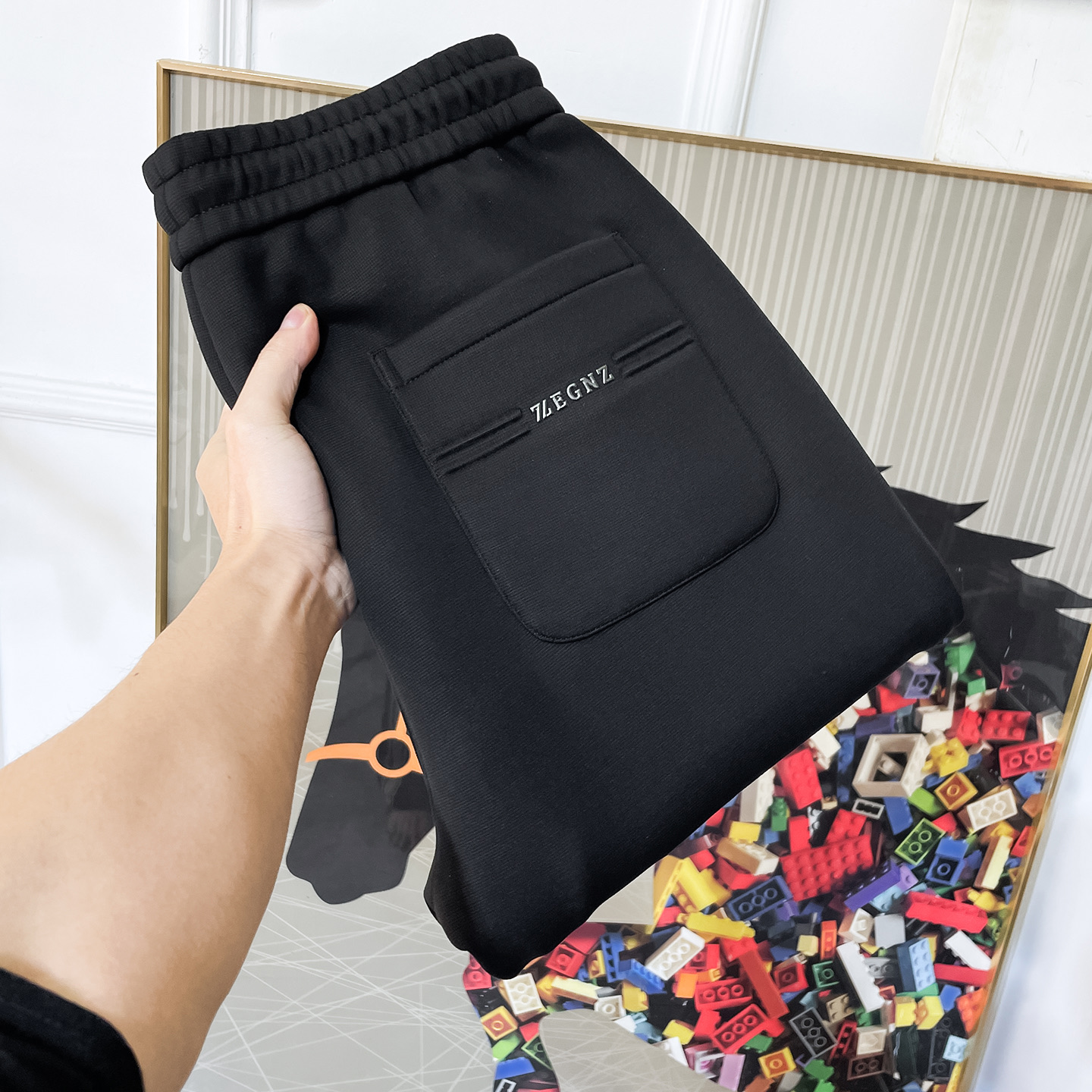 NO:690989,Zegna - 2025ss autumn and winter counters simultaneously popular thick velvet casual pants, a must-have versatile style this season, the upper body is extremely outstanding, super versatile style, 1:1 replica of the original version, complete with three labels!  The counter is designed with the latest fashion elements, imported custom-woven high-quality European cotton fabrics, with super good styles, a must-have for casual fashion!  Highly recommended size 29-38,,zegna,19860909杰尼娅 - 2025ss秋冬专柜同步爆款厚款加绒休闲裤,本季必入百搭款式,上身极为出挑,超级百搭款 ,原版1:1复刻,三标齐全！专柜最新时尚元素设计,进口定织高品质欧棉面料,版型超好,休闲时尚必备！强烈推荐款 尺码 29-38,,zegna,,Men's clothing