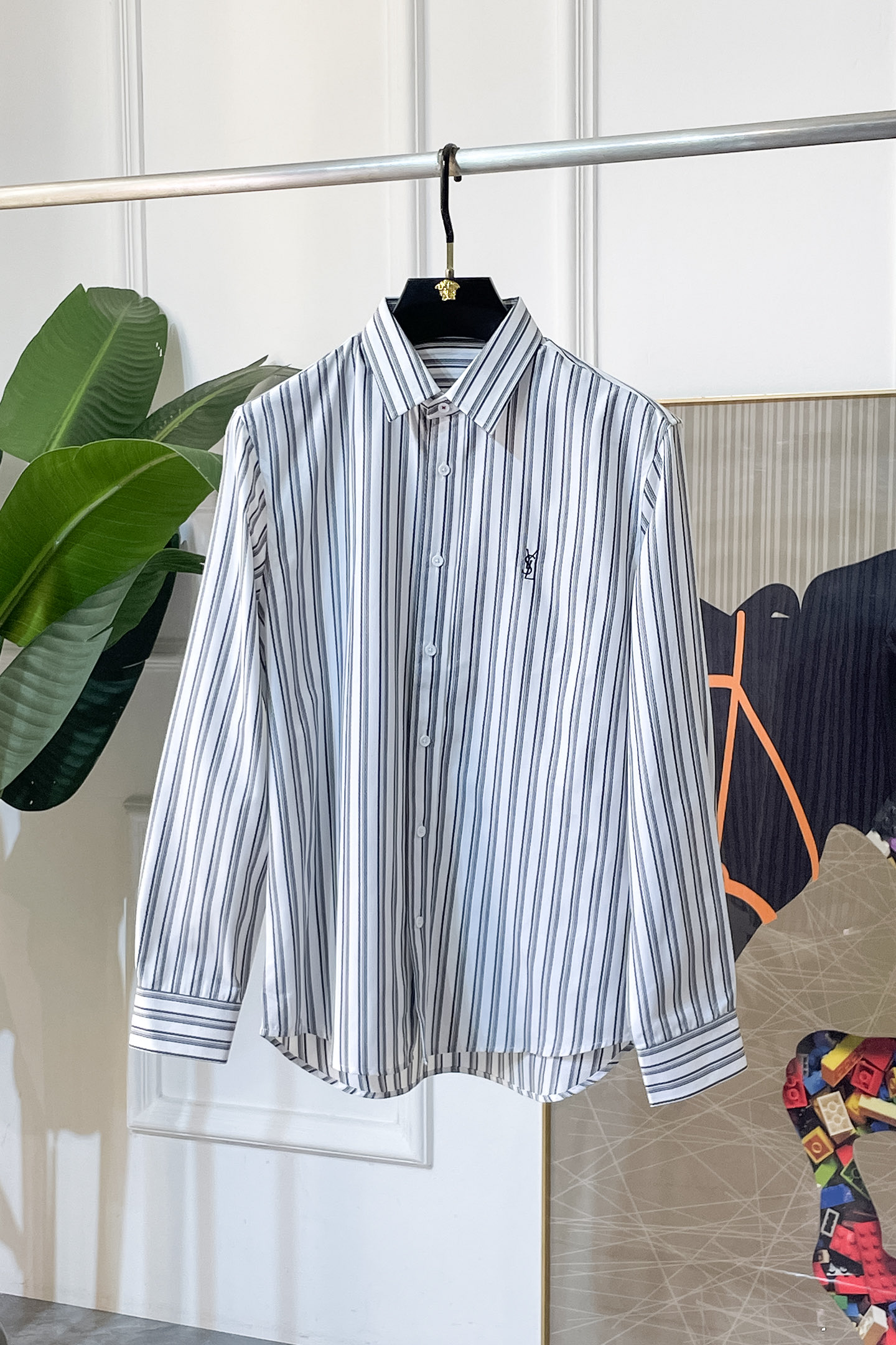 NO:691002,Ysl - 2026ss the latest fashion hot-selling high-quality long-sleeved shirt for the Year of the Horse. It is sold through the channels of trading companies. It is in perfect condition and belongs to the cabinet level. It is a predictable hot-selling item. It is advanced custom-made imported high-grade cotton blended fabrics. Master tailoring. The texture is invincible. It has excellent skin-friendliness. It has a very outstanding aesthetic design. It has exquisite craftsmanship, smooth lines, and a perfect match!  Easily upgrade your sense of fashion, with high recognition, great upper body effect, extremely sophisticated and rigorous workmanship, neat and meticulous wiring, it can be worn for business or daily leisure!  Counter size M-3XL,,saint laurent,shirts,19860909Ysl - 2026ss马年最旁新时尚大爆款精品长袖衬衫,贸易公司渠道货,品相完美如斯,属于入柜级别,可预见性的爆款,高级定制进口高级棉混纺面料,大师级剪裁,质感无敌,亲肤性极佳,非常出彩的美学设计,工艺精湛,线条流畅,完美搭配！轻松将时髦感进阶,有着高强辨识度,上身效果超赞,做工极为考究严谨,走线工整细致,商务抑或日常休闲均可搭配！专柜尺码 M-3XL,,saint laurent,shirts,,Men's clothing