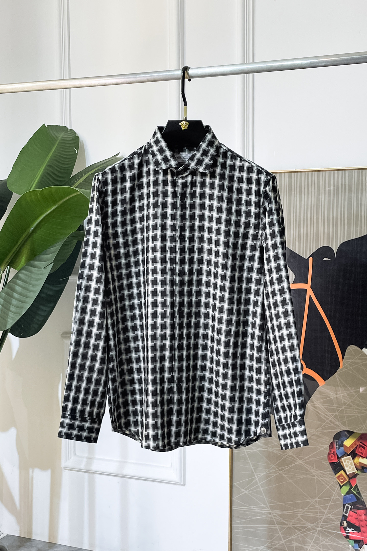 NO:691006,LP Noyo - 2026ss the latest fashion hot-selling high-quality long-sleeved shirt in the Year of the Horse. It is sold through the channels of trading companies. It is in perfect condition and belongs to the cabinet level. It is a predictable hot-selling item. It is made of advanced custom-made imported high-grade cotton blended fabrics. Master tailoring. The texture is invincible. It has excellent skin-friendliness. It has a very outstanding aesthetic design, exquisite craftsmanship, smooth lines, and a perfect match!  Easily upgrade your sense of fashion, with high recognition, great upper body effect, extremely sophisticated and rigorous workmanship, neat and meticulous wiring, it can be worn for business or daily leisure!  Counter size M-3XL,,loro piana,shirts,19860909LP诺悠 - 2026ss马年最旁新时尚大爆款精品长袖衬衫,贸易公司渠道货,品相完美如斯,属于入柜级别,可预见性的爆款,高级定制进口高级棉混纺面料,大师级剪裁,质感无敌,亲肤性极佳,非常出彩的美学设计,工艺精湛,线条流畅,完美搭配！轻松将时髦感进阶,有着高强辨识度,上身效果超赞,做工极为考究严谨,走线工整细致,商务抑或日常休闲均可搭配！专柜尺码 M-3XL,,loro piana,shirts,,Men's clothing