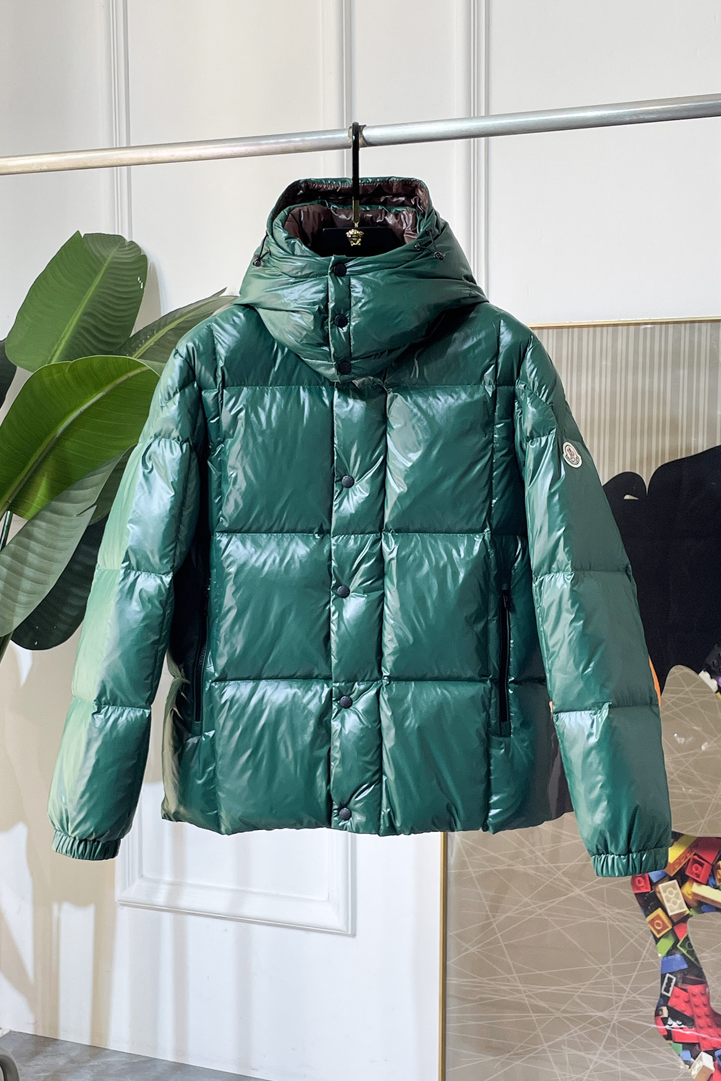 NO:691017,High version!  Mengkou - 2025 new winter down jacket, high-quality design, is a must-have for any man, handsome and handsome. Heavy craftsmanship, 90 down filling, but the fashion stance remains firm, first-class texture, crisp and slim. Classic lapel down, mature and stable style, fine texture, good gloss, and very clear texture, simple and elegant style, strong fashion, version leading the current trend, very good upper body effect, novel fabric, soft hand feel  Fearless and changeable, blooming in comfort and uniqueness. Calmly and confidently walk the way of urban sportsman's spring clothing. Multi-touch fabric selection, showing the eclectic charm. The upper body will not have any wrinkles, the fit is excellent, the upper body is stylish and handsome, the customized accessories are iconic, and the details determine success or failure. Color, color, size M-3XL, can be worn up to 190 pounds.,,Moncler,jackets & coats,down jacket,19860909高版本！蒙口 - 2025年冬季新款羽绒服外套,高品质设计,是任何男人都必备的王牌好货,帅气爆表.重工艺直冲工艺,90绒填充,但时尚立场坚挺如故,质感一流,挺括修身.经典翻领的羽绒,成熟稳重风,质感细腻,光泽感佳,且纹理非常清晰,款式简洁大气,时尚度强、版型引领当前趋势,上身效果非常好,面料新颖,手感软 无畏多变,舒适与独特中绽放.从容、自信游走都市型男春装之道.多重触感的面料选择,彰显不拘一格的魅力上身不会有任何褶皱,版型极好,上身有型帅气,定制辅料带有标志性,细节决定成败.颜色图色 尺码M-3XL 最大可穿到190斤.,,Moncler,jackets & coats,down jacket,,Men's clothing