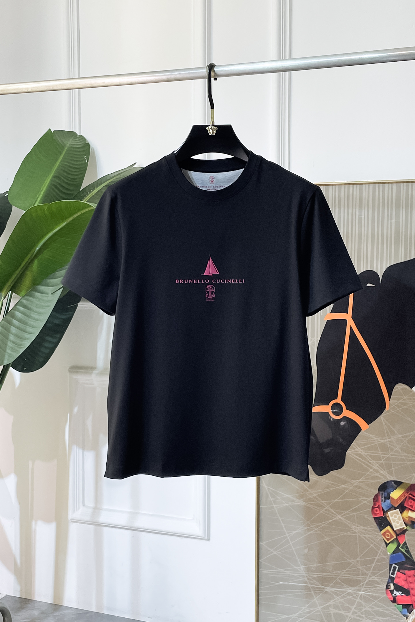 NO:691915,Bc - 2026ss Spring and Summer high-quality short-sleeved T-shirt for the Year of the Horse, synchronized with the official website, high-end quality, customized top-grade mercerized cotton fabric, 1:1 production by top manufacturers, fashionable brand heavy craftsmanship logo design, soft and delicate feel, skin-friendly and comfortable to wear, versatile and casual, the upper body is very good, handsome, a must-have for trendy men, size M-3XL, can wear up to 200 pounds!  ,,T-shirt,tees,t-shirt,19860909Bc - 2026ss马年贺岁款春夏精品短袖T恤 官网同步 高端品质 定制顶级丝光棉面料,顶级大厂1:1制作,时尚大牌重工艺logo设计,手感柔软细腻 穿着亲肤舒适 百搭休闲 上身非常赞 帅气 潮男必备品 尺码M-3XL 最大可穿200斤！,,T-shirt,tees，t-shirt,,Men's clothing