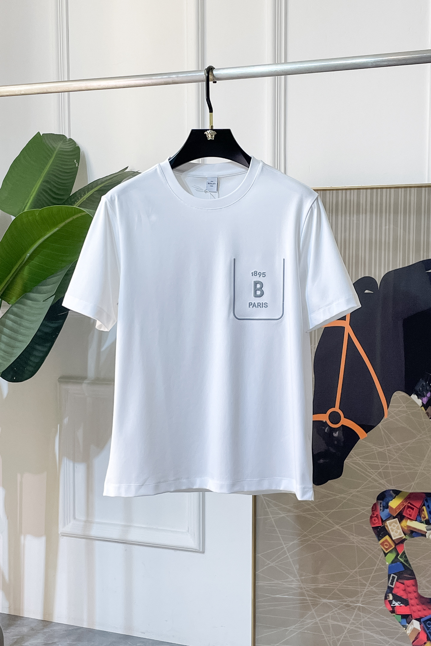 NO:691917,Bruti - 2026ss Spring and Summer high-quality short-sleeved T-shirt for the Year of the Horse, synchronized with the official website, high-end quality, customized top-grade mercerized cotton fabric, 1:1 production by top manufacturers, fashionable brand heavy craftsmanship logo design, soft and delicate feel, skin-friendly and comfortable to wear, versatile and casual, the upper body is very good, handsome, a must-have for trendy men, size M-3XL, can wear up to 200 pounds!  ,,T-shirt,tees,t-shirt,19860909布鲁提 - 2026ss马年贺岁款春夏精品短袖T恤 官网同步 高端品质 定制顶级丝光棉面料,顶级大厂1:1制作,时尚大牌重工艺logo设计,手感柔软细腻 穿着亲肤舒适 百搭休闲 上身非常赞 帅气 潮男必备品 尺码M-3XL 最大可穿200斤！,,T-shirt,tees，t-shirt,,Men's clothing