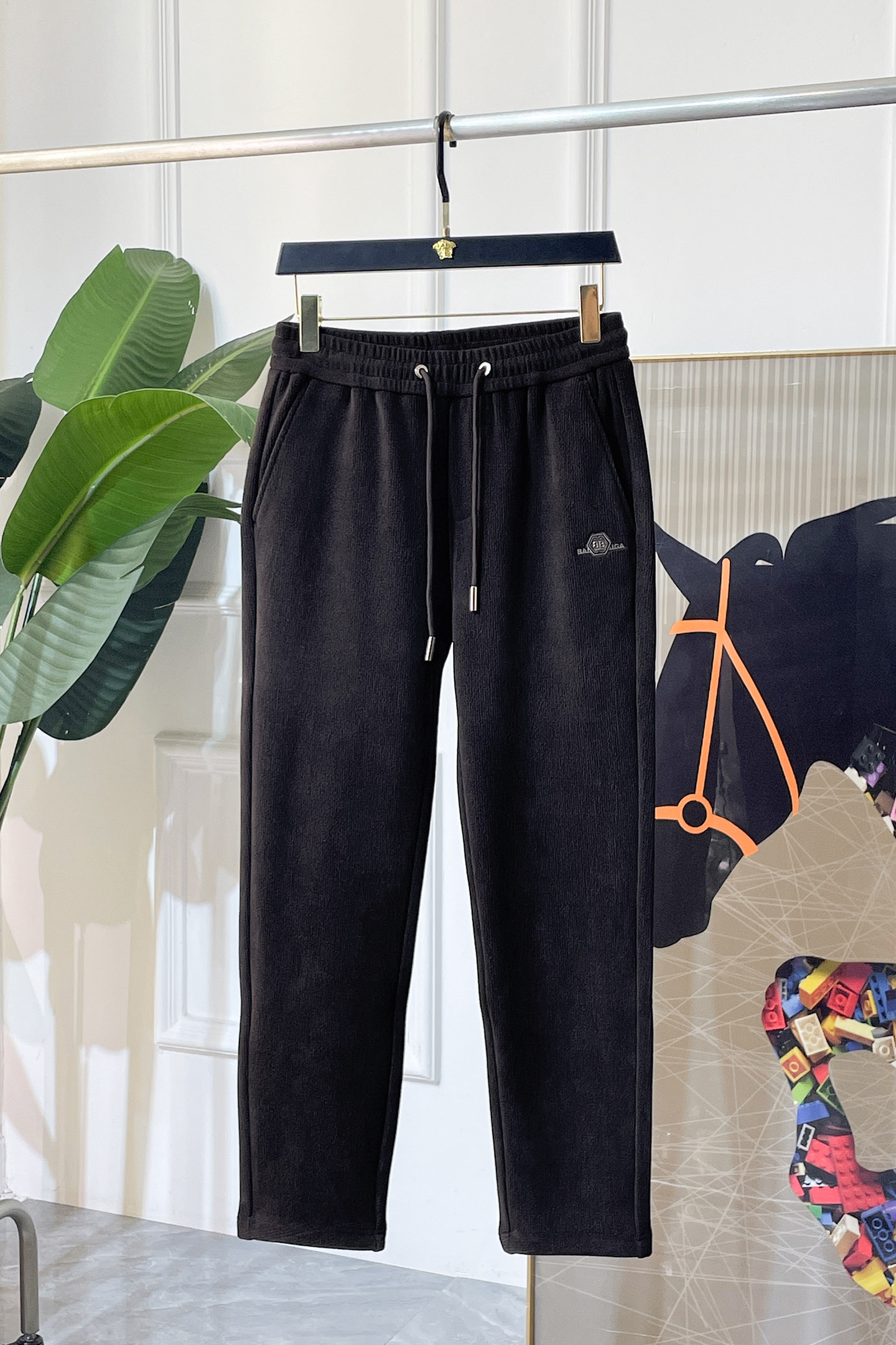 NO:690996,Balenciaga - 2025ss autumn and winter counters simultaneously popular thick velvet casual pants. This season's must-have versatile style, the upper body is extremely outstanding, super versatile style, 1:1 replica of the original version, complete with three labels!  The counter is designed with the latest fashion elements, imported custom-woven high-quality European cotton fabrics, with super good styles, a must-have for casual fashion!  Highly recommended, sizes 29-38, balenciaga,19860909巴黎世家 - 2025ss秋冬专柜同步爆款厚款加绒休闲裤,本季必入百搭款式,上身极为出挑,超级百搭款 ,原版1:1复刻,三标齐全！专柜最新时尚元素设计,进口定织高品质欧棉面料,版型超好,休闲时尚必备！强烈推荐款 尺码 29-38,,balenciaga,,Men's clothing