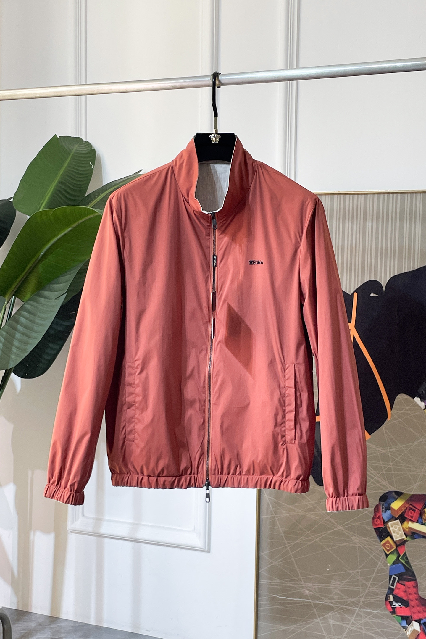 NO:691013,Zegna - 2026ss Spring Spring Cotton and Linen Jacket for the Year of the Horse, customized with high-quality polyester fiber fabric!  Logo design with top fashion big-name elements, complete with three standards!  Original hardware accessories, smooth lines, exquisite craftsmanship, awesome upper body shape, comfortable fabrics, windproof and warm, it is very fashionable, handsome and a must-have for casual and fashionable men with any combination!  Sizes M-4XL can fit up to 200 pounds!  ,,zegna,jackets & coats,jackets & coats,19860909杰尼娅 - 2026ss马年贺岁款春装棉麻双面穿夹克外套,定制高品质聚酯纤维面料！顶级时尚大牌元素logo设计,三标齐全！原版五金辅料,线条流畅,工艺精致,上身版型超赞,面料舒适,挡风保暖,随意搭配都非常时尚帅气休闲时尚男仕必备款哦！尺码M-4XL 最大穿200斤！,,zegna,jackets & coats,jackets & coats,,Men's clothing