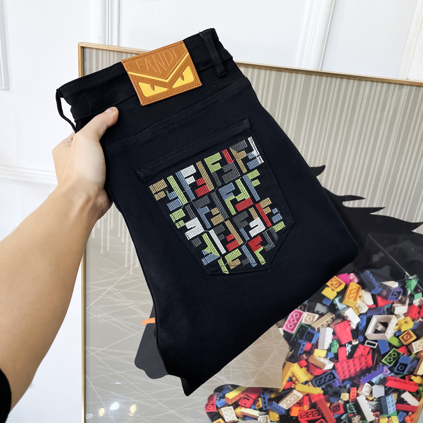 NO:691922,Fendi - 2025ss Year of the Snake Autumn and Winter Jeans. Original 1:1 production, a perfect choice for daily necessities, simple and stylish, custom-made imported denim fabric, heavy washing process, complex workmanship and exquisite craftsmanship. Easily cater to the needs of the four seasons, soft and elastic to the touch, smooth and neat, original accessories and hardware, comfortable upper body, very easy to wear and durable, size 29-38,, fendi,jeans,19860909芬迪 - 2025ss蛇年秋冬牛仔裤.原单1:1制作,日常必备的完美之选,简单大气亦时尚有型,定制进口丹宁面料 ,重工洗水工艺,做工复杂工艺精湛.轻松迎合四季需要,手感柔软带弹力,流畅利落,原版辅料五金,上身舒适非常易搭耐看码数29-38,,fendi,jeans,,Men's clothing