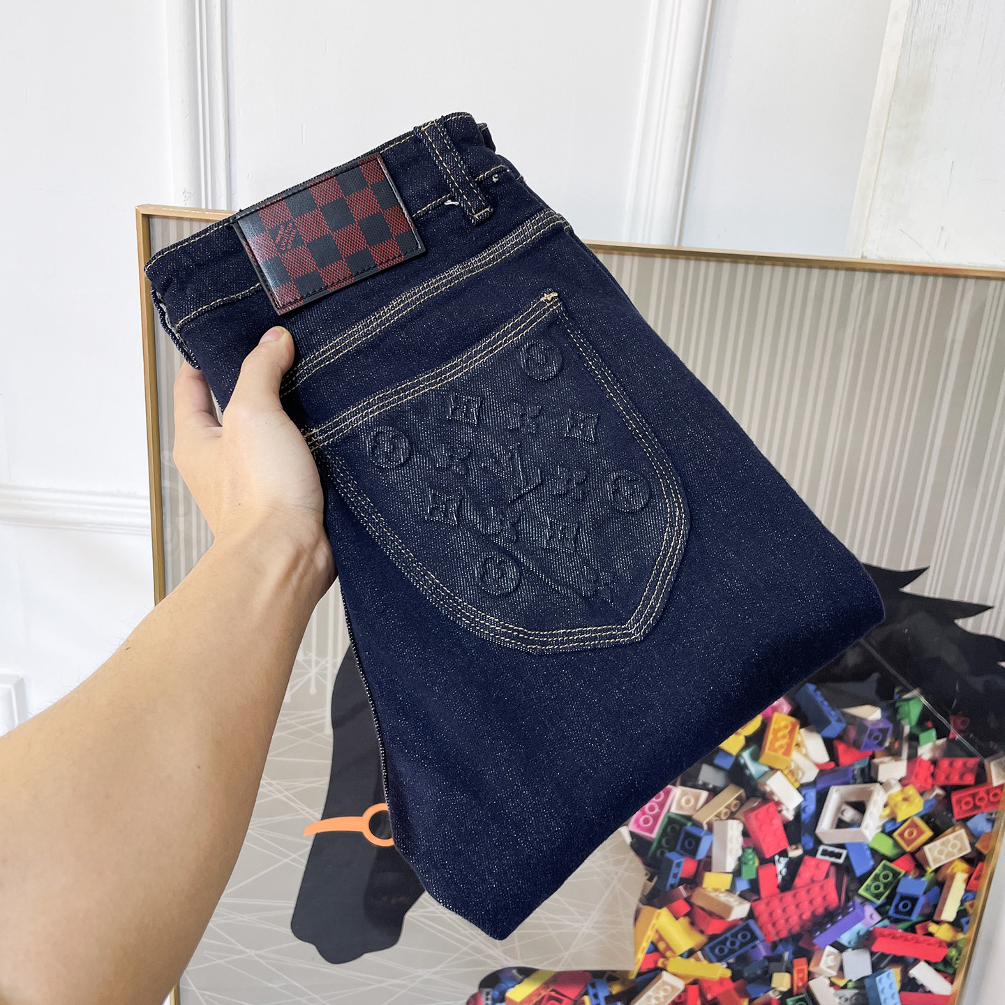 NO:691925,LV - 2025ss Year of the Snake Autumn and Winter Jeans. Original 1:1 production, the perfect choice for daily necessities, simple and stylish, custom-made imported denim fabric, heavy washing process, complex workmanship and exquisite craftsmanship. Easily cater to the needs of the four seasons, soft and elastic to the touch, smooth and neat, original accessories and hardware, comfortable upper body, very easy to wear and durable, size 29-38,, louis vuitton, jeans,19860909LV - 2025ss蛇年秋冬牛仔裤.原单1:1制作,日常必备的完美之选,简单大气亦时尚有型,定制进口丹宁面料 ,重工洗水工艺,做工复杂工艺精湛.轻松迎合四季需要,手感柔软带弹力,流畅利落,原版辅料五金,上身舒适非常易搭耐看码数29-38,,louis vuitton,jeans,,Men's clothing