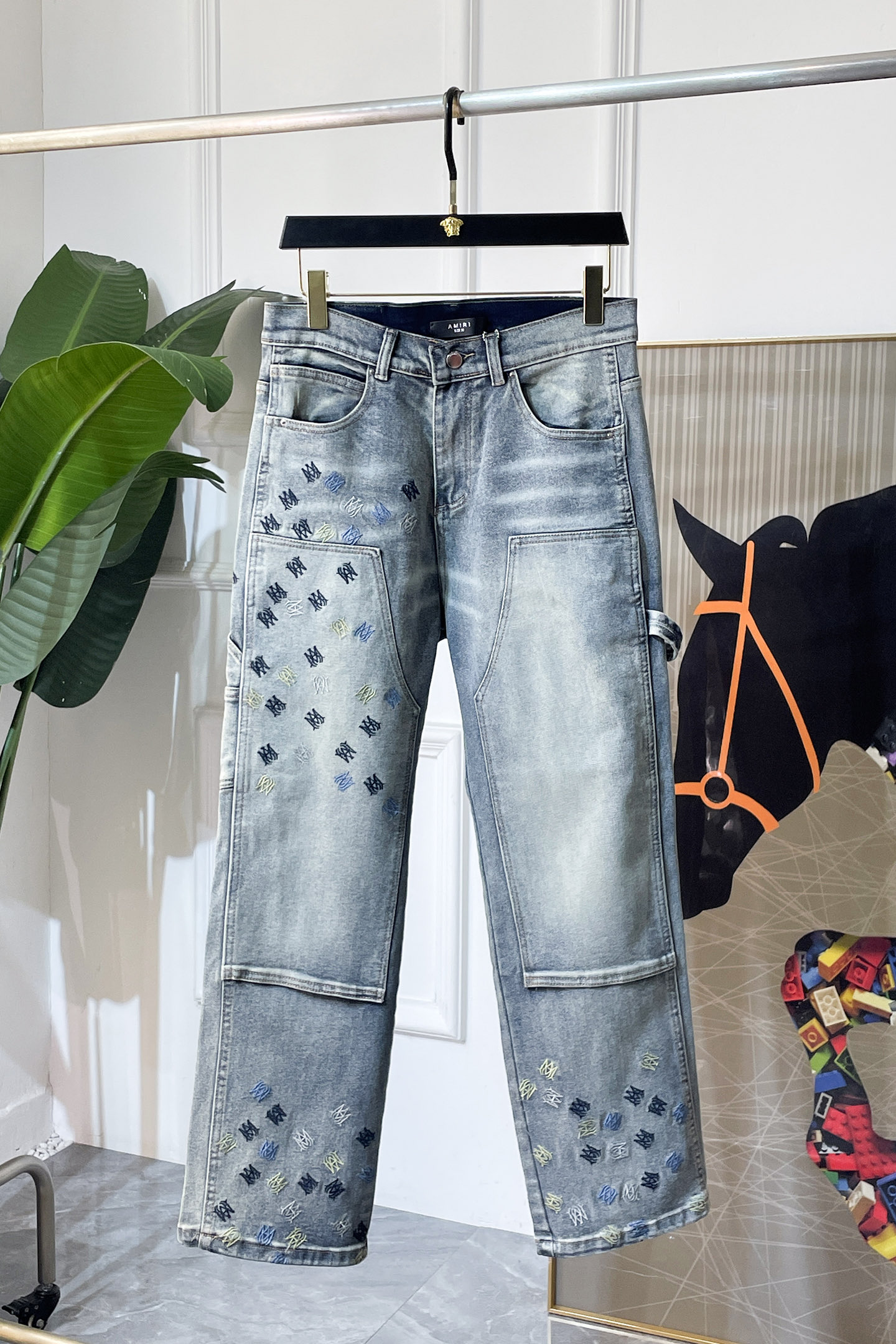 NO:691931,Amiri - 2025ss popular wide-leg jeans for the fall and winter of the Year of the Snake. Made from the original 1:1 order, the perfect choice for daily necessities, simple and stylish, custom imported denim fabric, heavy washing process, complex workmanship and exquisite craftsmanship. Easily cater to the needs of the four seasons, soft and elastic to the touch, smooth and neat, original accessories and hardware, comfortable upper body, very easy to wear and durable, code number 30-32-34-36-38,,amiri,jeans,19860909Amiri - 2025ss蛇年秋冬爆款宽腿牛仔裤.原单1:1制作,日常必备的完美之选,简单大气亦时尚有型,定制进口丹宁面料 ,重工洗水工艺,做工复杂工艺精湛.轻松迎合四季需要,手感柔软带弹力,流畅利落,原版辅料五金,上身舒适非常易搭耐看码数30-32-34-36-38,,amiri,jeans,,Men's clothing