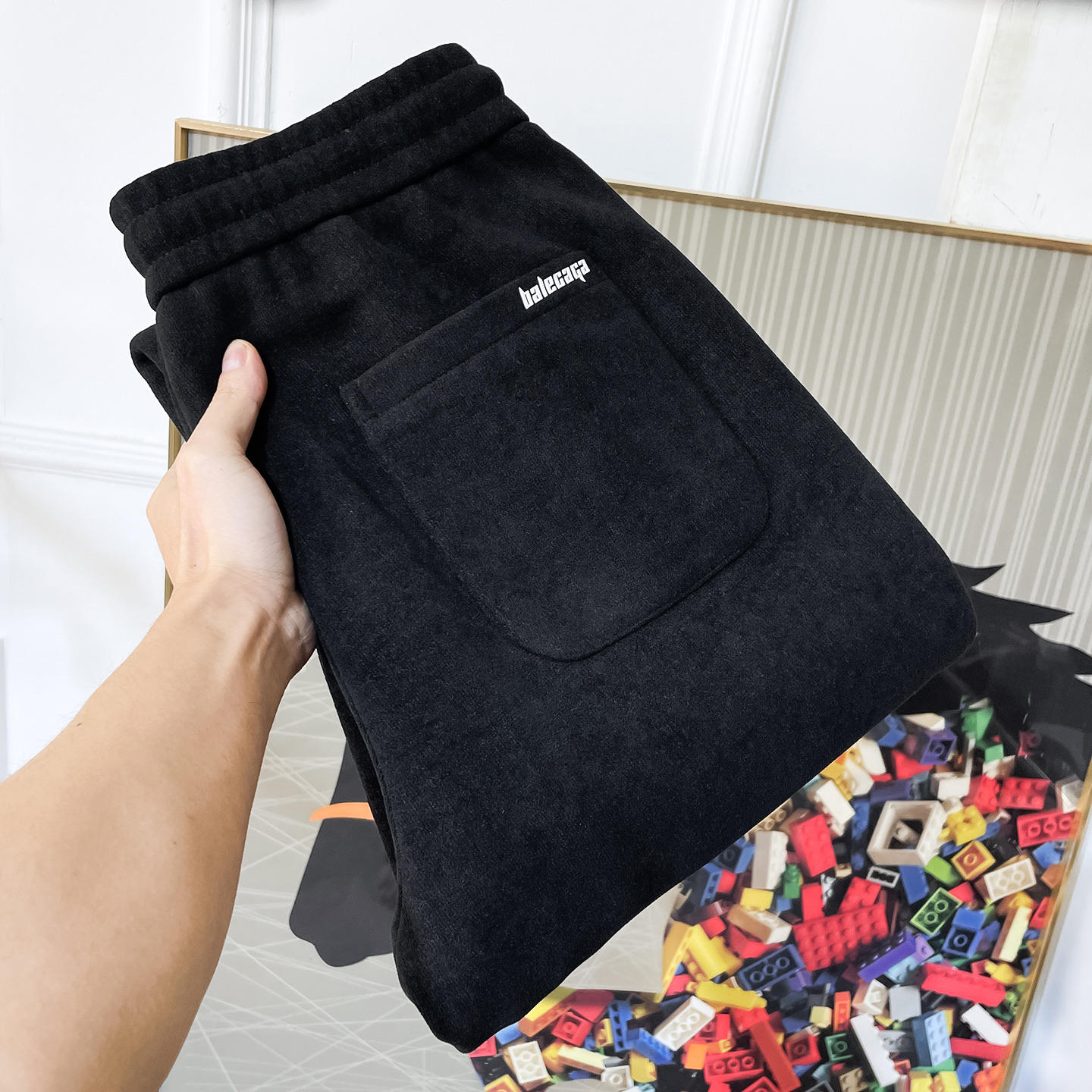 NO:691942,Balenciaga - 2025ss Autumn and Winter Premium Thick Velvet Casual Pants. Original 1:1 production, a perfect choice for daily essentials, simple and elegant, fashionable and stylish, custom imported European cotton fabrics, heavy washing process, complex workmanship and exquisite craftsmanship. Easily cater to the needs of the four seasons, soft and elastic to the touch, smooth and neat, original accessories and hardware, comfortable upper body, very easy to wear and durable, size 29-38,, balenciaga,19860909巴黎世家 - 2025ss年秋冬精品厚款加绒休闲裤.原单1:1制作,日常必备的完美之选,简单大气亦时尚有型,定制进口欧棉面料 ,重工洗水工艺,做工复杂工艺精湛.轻松迎合四季需要,手感柔软带弹力,流畅利落,原版辅料五金,上身舒适非常易搭耐看码数29-38,,balenciaga,,Men's clothing