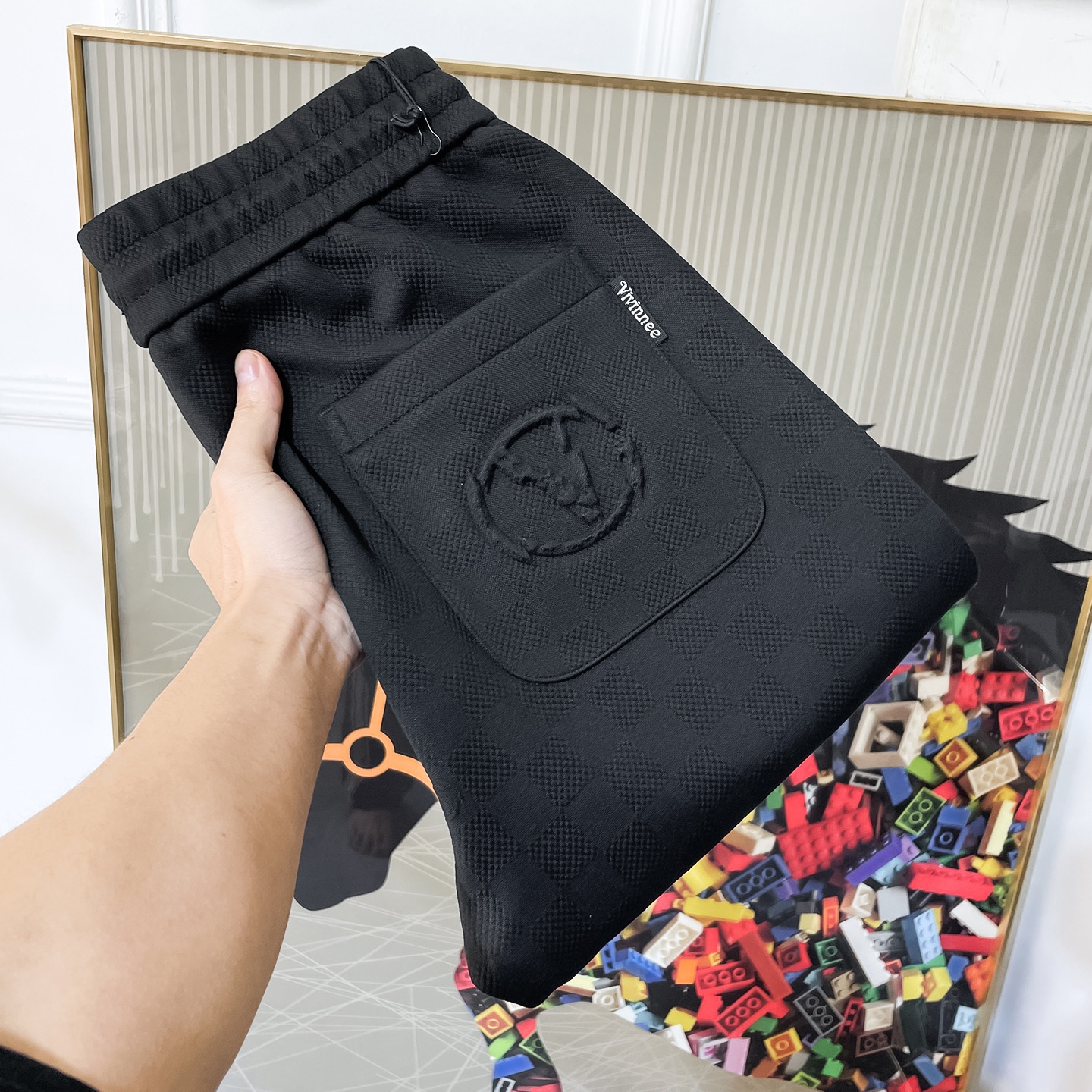 NO:691946,Valentino - 2025ss autumn and winter boutique casual pants. Made from original 1:1, the perfect choice for daily necessities, simple and elegant, fashionable and stylish, customized imported European cotton fabrics, heavy washing process, complex workmanship and exquisite craftsmanship. Easily cater to the needs of the four seasons, soft and elastic to the touch, smooth and neat, original accessories and hardware, comfortable upper body, very easy to wear and durable, code number 29-38,, valentino,19860909华伦天奴 - 2025ss年秋冬精品休闲裤.原单1:1制作,日常必备的完美之选,简单大气亦时尚有型,定制进口欧棉面料 ,重工洗水工艺,做工复杂工艺精湛.轻松迎合四季需要,手感柔软带弹力,流畅利落,原版辅料五金,上身舒适非常易搭耐看码数29-38,,valentino,,Men's clothing