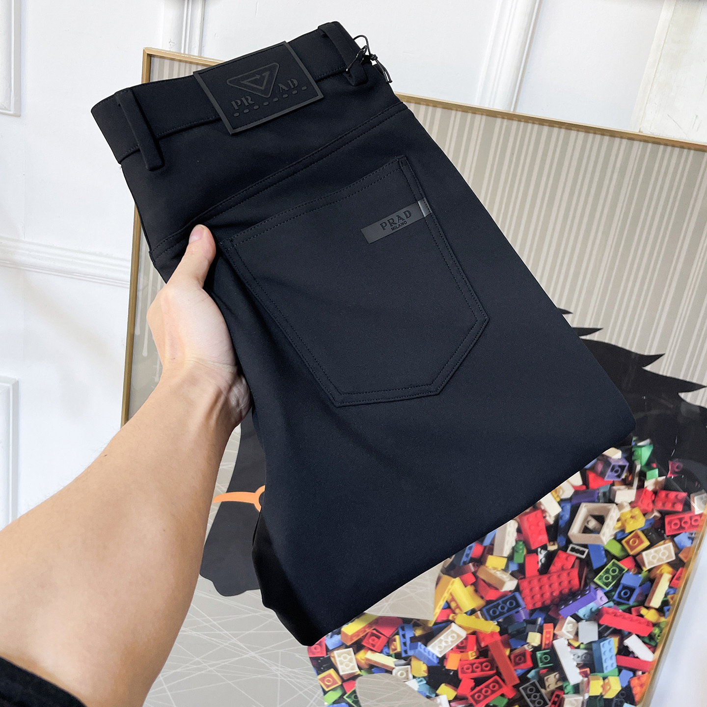 NO:691935,Prada - 2025ss autumn and winter boutique casual pants. Made from original 1:1, the perfect choice for daily essentials, simple and stylish, custom-made imported European cotton fabrics, heavy washing process, complex workmanship and exquisite craftsmanship. Easily cater to the needs of the four seasons, soft and elastic to the touch, smooth and neat, original accessories and hardware, comfortable upper body, very easy to wear and durable, size 29-38,, prada,19860909普拉达 - 2025ss年秋冬精品休闲裤.原单1:1制作,日常必备的完美之选,简单大气亦时尚有型,定制进口欧棉面料 ,重工洗水工艺,做工复杂工艺精湛.轻松迎合四季需要,手感柔软带弹力,流畅利落,原版辅料五金,上身舒适非常易搭耐看码数29-38,,prada,,Men's clothing