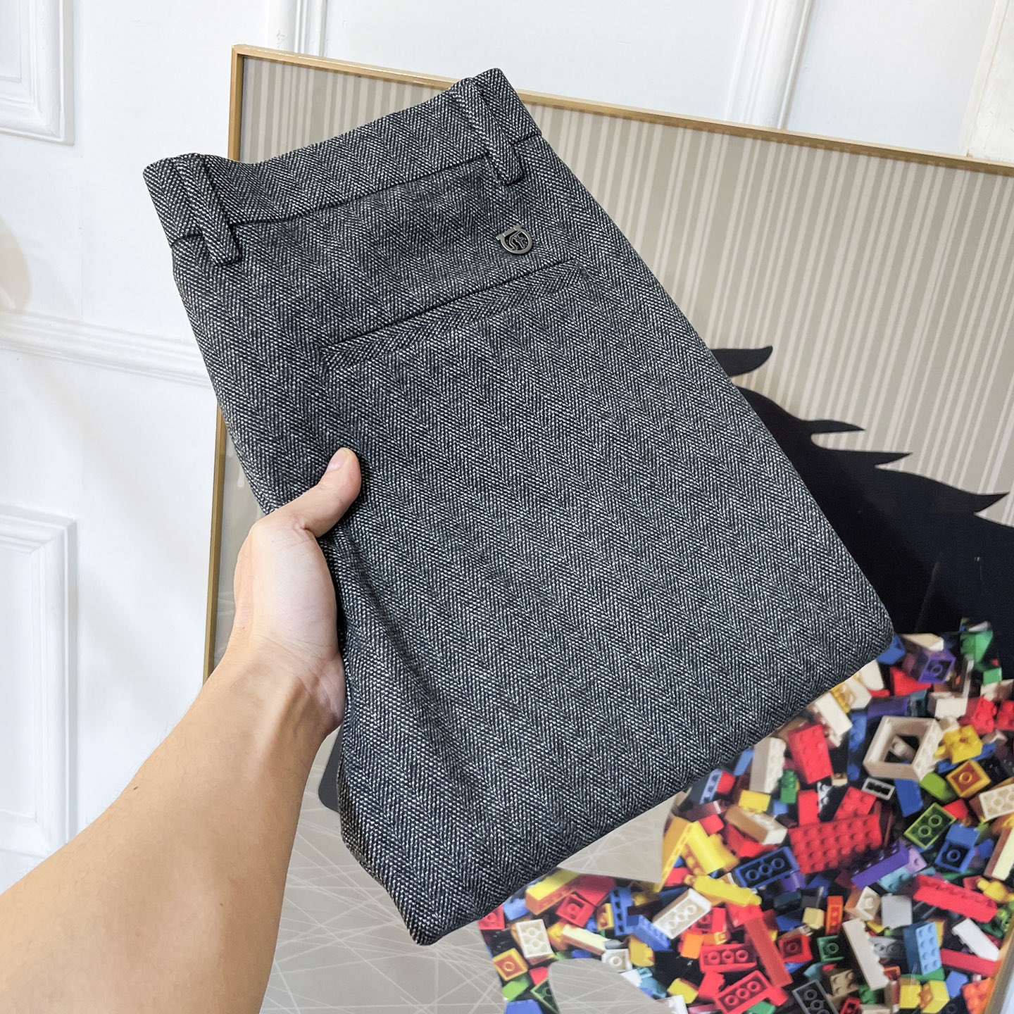 NO:691940,Ferragamo - 2025ss autumn and winter boutique casual trousers. Made from original 1:1, the perfect choice for daily necessities, simple and stylish, custom imported European cotton fabric, heavy washing process, complex workmanship and exquisite craftsmanship. Easily cater to the needs of the four seasons, soft and elastic to the touch, smooth and neat, original accessories and hardware, comfortable upper body, very easy to wear and durable, code number 29-38,,ferragamo,19860909菲拉格慕 - 2025ss年秋冬精品休闲裤.原单1:1制作,日常必备的完美之选,简单大气亦时尚有型,定制进口欧棉面料 ,重工洗水工艺,做工复杂工艺精湛.轻松迎合四季需要,手感柔软带弹力,流畅利落,原版辅料五金,上身舒适非常易搭耐看码数29-38,,ferragamo,,Men's clothing