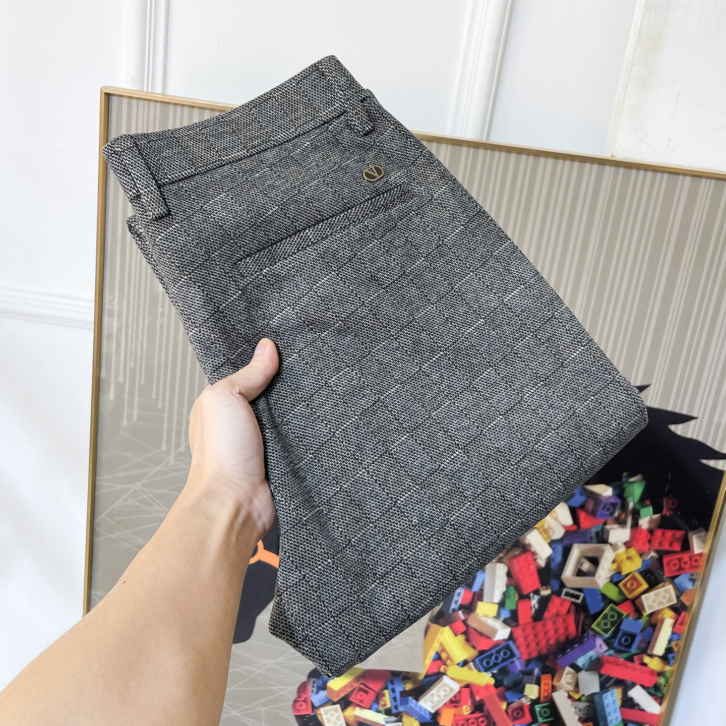 NO:691936,Valentino - 2025ss autumn and winter boutique casual pants. Made from original 1:1, the perfect choice for daily necessities, simple and elegant, fashionable and stylish, customized imported European cotton fabrics, heavy washing process, complex workmanship and exquisite craftsmanship. Easily cater to the needs of the four seasons, soft and elastic to the touch, smooth and neat, original accessories and hardware, comfortable upper body, very easy to wear and durable, code number 29-38,, valentino,19860909华伦天奴 - 2025ss年秋冬精品休闲裤.原单1:1制作,日常必备的完美之选,简单大气亦时尚有型,定制进口欧棉面料 ,重工洗水工艺,做工复杂工艺精湛.轻松迎合四季需要,手感柔软带弹力,流畅利落,原版辅料五金,上身舒适非常易搭耐看码数29-38,,valentino,,Men's clothing