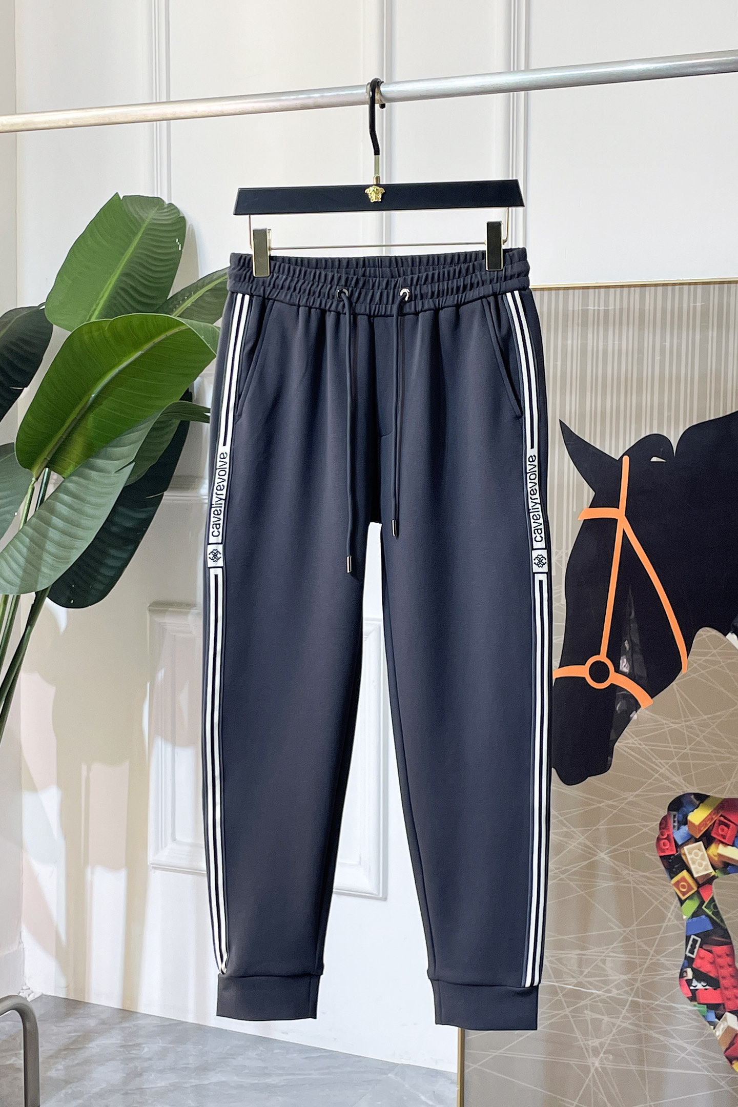 NO:691948,Cavalli - 2025ss autumn and winter boutique casual pants. Made from the original 1:1, the perfect choice for daily necessities, simple and stylish, custom-made imported European cotton fabrics, heavy washing process, complex workmanship and exquisite craftsmanship. Easily cater to the needs of the four seasons, soft and elastic to the touch, smooth and neat, original accessories and hardware, comfortable upper body, very easy to wear and durable, size 29-38,,19860909卡瓦利 - 2025ss年秋冬精品休闲裤.原单1:1制作,日常必备的完美之选,简单大气亦时尚有型,定制进口欧棉面料 ,重工洗水工艺,做工复杂工艺精湛.轻松迎合四季需要,手感柔软带弹力,流畅利落,原版辅料五金,上身舒适非常易搭耐看码数29-38,,,Men's clothing