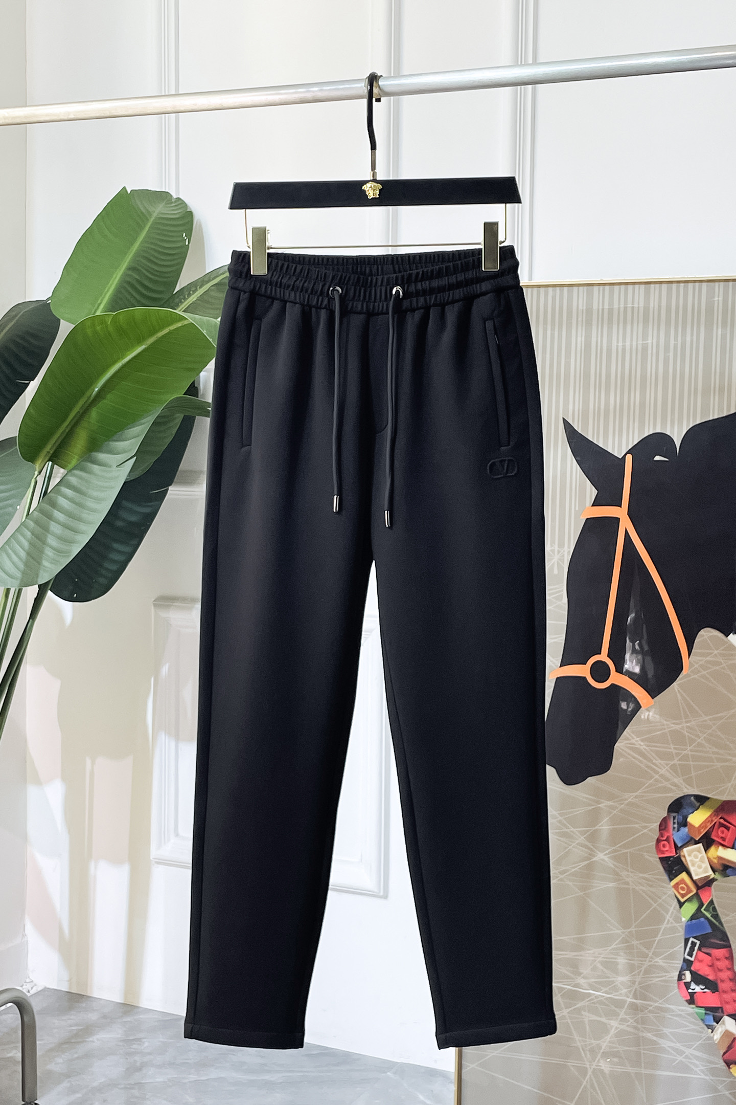 NO:691923,Valentino - 2025ss autumn and winter boutique casual pants. Made from original 1:1, the perfect choice for daily necessities, simple and elegant, fashionable and stylish, customized imported European cotton fabrics, heavy washing process, complex workmanship and exquisite craftsmanship. Easily cater to the needs of the four seasons, soft and elastic to the touch, smooth and neat, original accessories and hardware, comfortable upper body, very easy to wear and durable, code number 29-38,, valentino,19860909华伦天奴 - 2025ss年秋冬精品休闲裤.原单1:1制作,日常必备的完美之选,简单大气亦时尚有型,定制进口欧棉面料 ,重工洗水工艺,做工复杂工艺精湛.轻松迎合四季需要,手感柔软带弹力,流畅利落,原版辅料五金,上身舒适非常易搭耐看码数29-38,,valentino,,Men's clothing