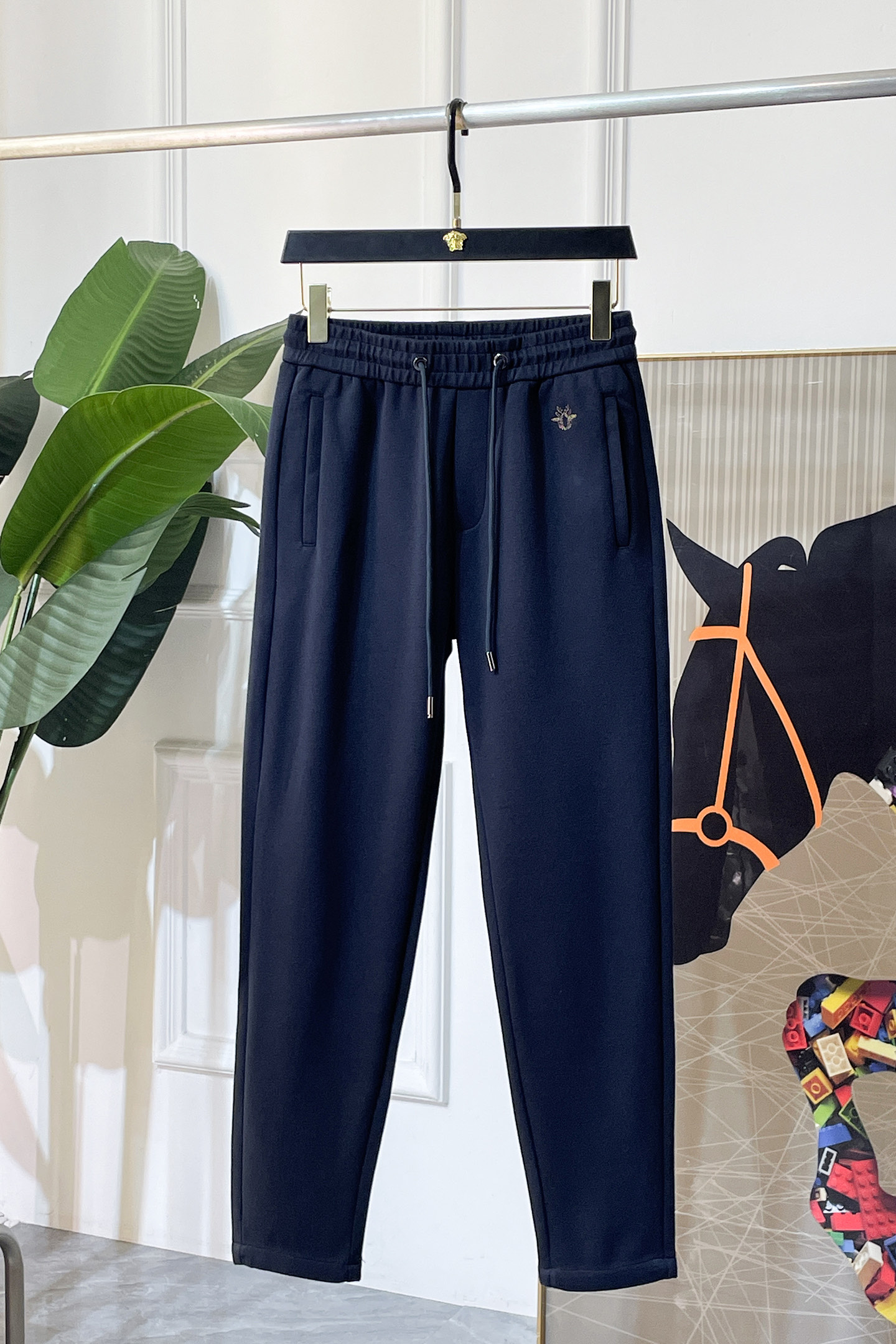 NO:691926,Dior - 2025ss autumn and winter boutique casual pants. Made from the original 1:1, the perfect choice for daily necessities, simple and stylish, custom-made imported European cotton fabrics, heavy washing process, complex workmanship and exquisite craftsmanship. Easily cater to the needs of the four seasons, soft and elastic to the touch, smooth and neat, original accessories and hardware, comfortable upper body, very easy to wear and durable, size 29-38,, dior,19860909迪奥 - 2025ss年秋冬精品休闲裤.原单1:1制作,日常必备的完美之选,简单大气亦时尚有型,定制进口欧棉面料 ,重工洗水工艺,做工复杂工艺精湛.轻松迎合四季需要,手感柔软带弹力,流畅利落,原版辅料五金,上身舒适非常易搭耐看码数29-38,,dior,,Men's clothing