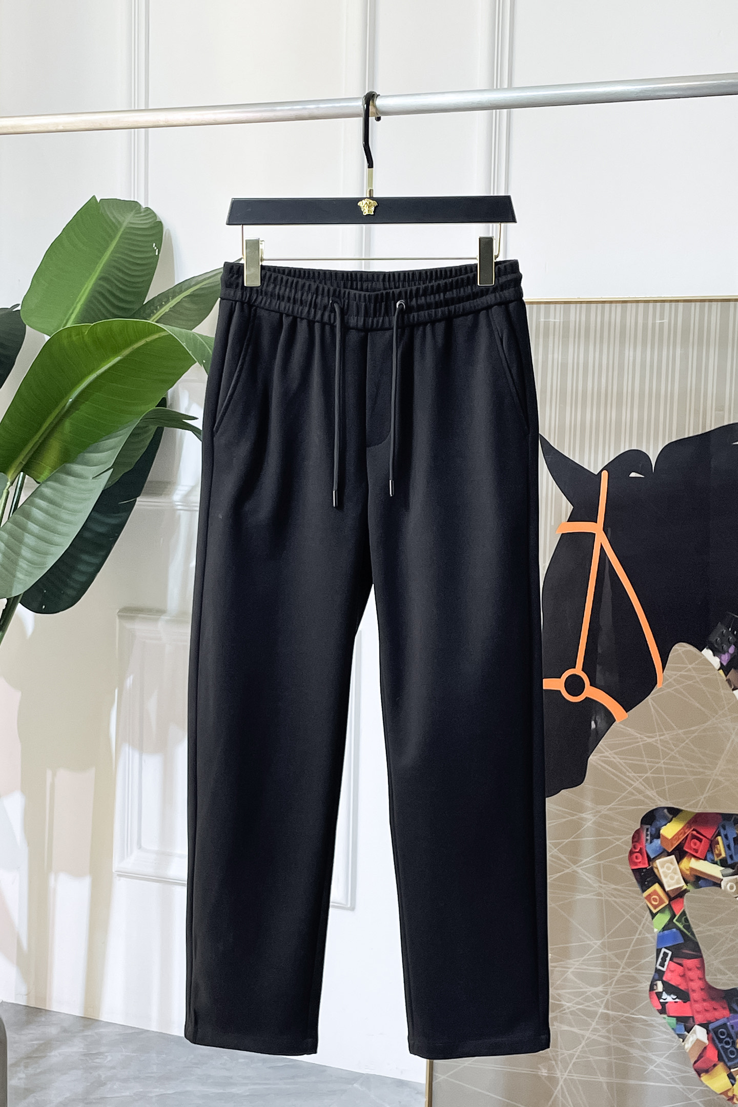 NO:691928,Ysl - 2025ss autumn and winter boutique casual pants. Made from the original 1:1, the perfect choice for daily essentials, simple and stylish, custom-made imported European cotton fabrics, heavy washing process, complex workmanship and exquisite craftsmanship. Easily cater to the needs of the four seasons, soft and elastic to the touch, smooth and neat, original accessories and hardware, comfortable upper body, very easy to wear and durable, size 29-38, saint laurent,19860909Ysl - 2025ss年秋冬精品休闲裤.原单1:1制作,日常必备的完美之选,简单大气亦时尚有型,定制进口欧棉面料 ,重工洗水工艺,做工复杂工艺精湛.轻松迎合四季需要,手感柔软带弹力,流畅利落,原版辅料五金,上身舒适非常易搭耐看码数29-38,,saint laurent,,Men's clothing