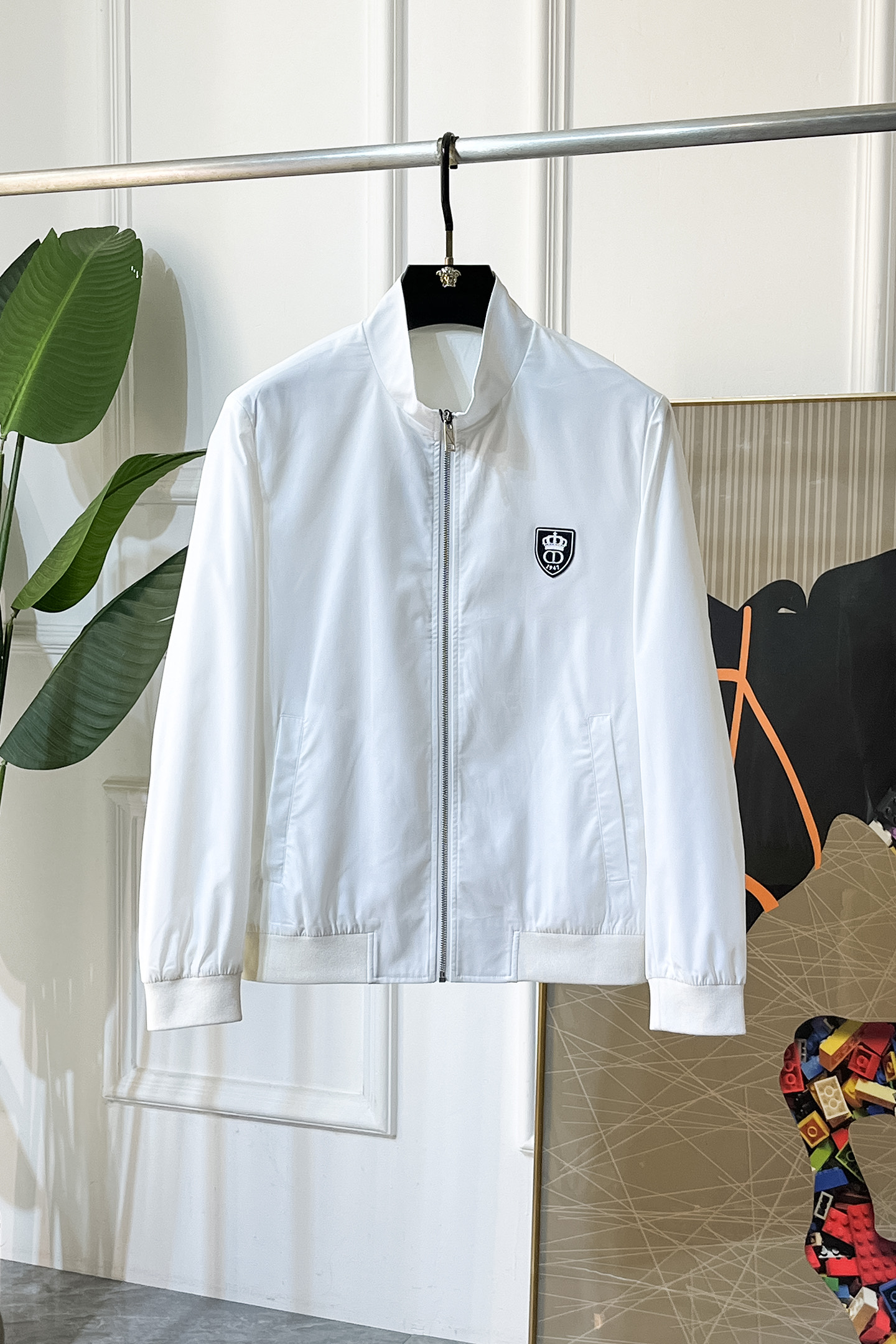 NO:712651,Dior - 2026ss Spring Jackets for the Year of the Horse, customized high-quality polyester fiber fabrics!  Logo design with top fashion big-name elements, complete with three standards!  Original hardware accessories, smooth lines, exquisite craftsmanship, awesome upper body shape, comfortable fabrics, windproof and warm, it is very fashionable, handsome and a must-have for casual and fashionable men with any combination!  Size M-3XL can wear up to 190 pounds, dior, jackets & coats, jackets & coats,19860909迪奥 - 2026ss马年春装大爆款夹克外套,定制高品质聚酯纤维面料！顶级时尚大牌元素logo设计,三标齐全！原版五金辅料,线条流畅,工艺精致,上身版型超赞,面料舒适,挡风保暖,随意搭配都非常时尚帅气休闲时尚男仕必备款哦！尺码M-3XL 最大可穿190斤,,dior,jackets & coats,jackets & coats,,Men's clothing