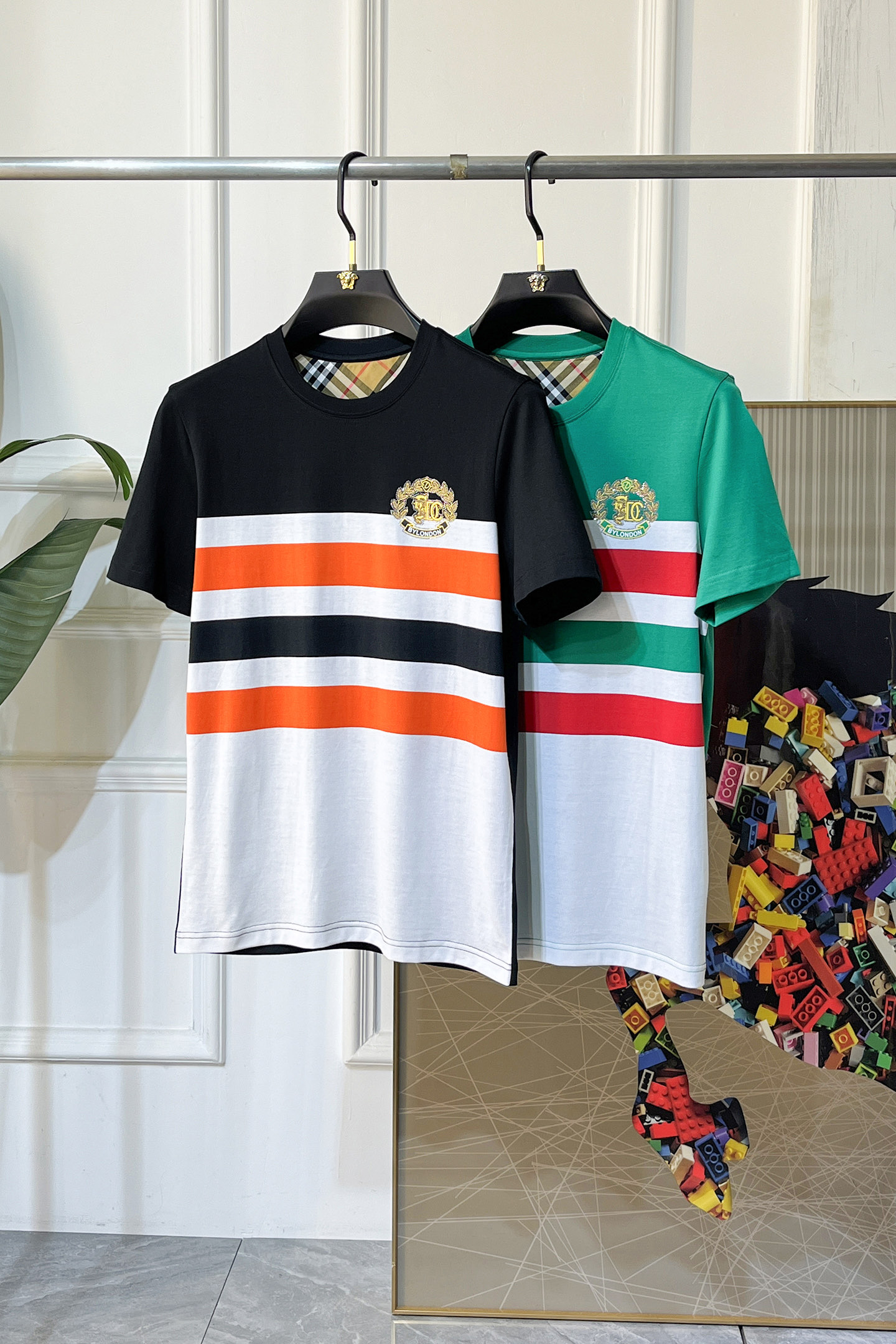 NO:774127,Burberry - 2026ss Year of the Horse New Year's Spring and Summer Premium 5D Printed Short-Sleeved T-shirt. Official website synchronization. High-end quality. Customized top-grade double mercerized cotton fabric, 1:1 production by top manufacturers, fashionable brand heavy craftsmanship logo design, soft and delicate feel. Skin-friendly and comfortable to wear. Versatile and casual. The upper body is very good. Handsome. A must-have for trendy men.  Size M-3XL (model weighs 175/145 pounds and wears L), burberry, T-shirt, tees, t-shirt,19860909巴宝莉 - 2026ss马年贺岁款春夏精品5D印花短袖T恤 官网同步 高端品质 定制顶级双丝光棉面料,顶级大厂1:1制作,时尚大牌重工艺logo设计,手感柔软细腻 穿着亲肤舒适 百搭休闲 上身非常赞 帅气 潮男必备品 尺码M-3XL(模特175/145斤穿L),,burberry,T-shirt,tees，t-shirt,,Men's clothing