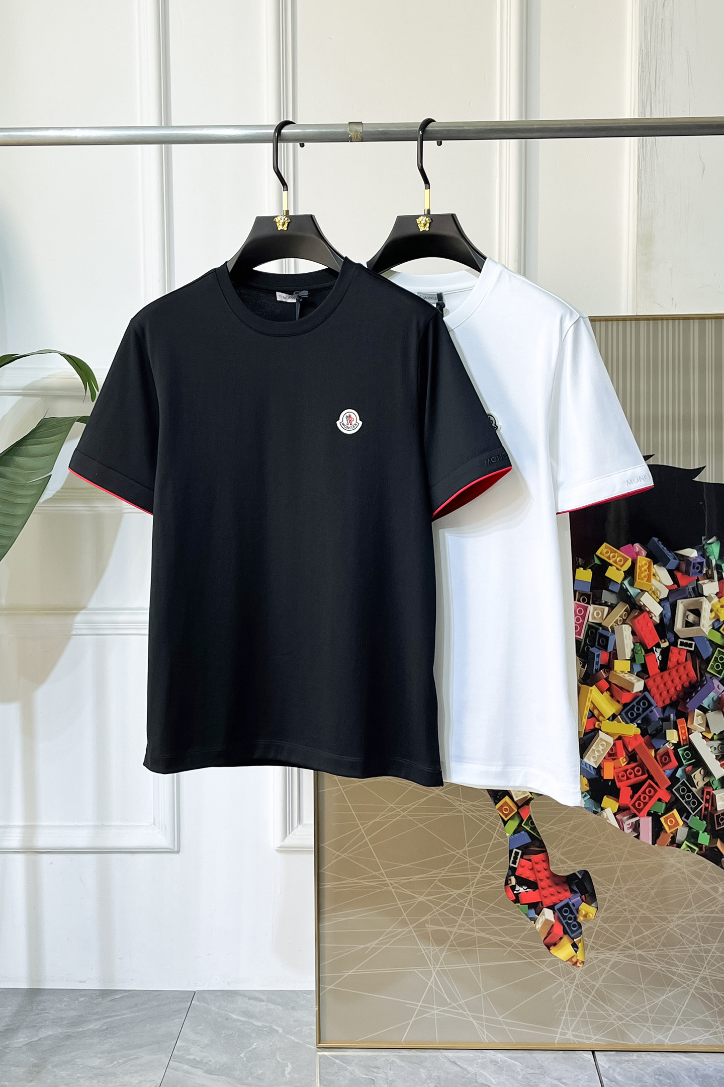 NO:847878,Mengkou - 2026ss Spring and Summer high-quality short-sleeved T-shirt for the Year of the Horse, synchronized with the official website, high-end quality, customized top-grade mercerized cotton fabric, 1:1 production by top manufacturers, fashionable brand heavy craftsmanship logo design, soft and delicate feel, skin-friendly and comfortable to wear, versatile and casual, the upper body is very good, handsome, a must-have for trendy men, size M-3XL, can wear up to 200 pounds!  ,,Moncler,T-shirt,tees,t-shirt,19860909蒙口- 2026ss马年贺岁款春夏精品短袖T恤 官网同步 高端品质 定制顶级丝光棉面料,顶级大厂1:1制作,时尚大牌重工艺logo设计,手感柔软细腻 穿着亲肤舒适 百搭休闲 上身非常赞 帅气 潮男必备品 尺码M-3XL 最大可穿200斤！,,Moncler,T-shirt,tees，t-shirt,,Men's clothing