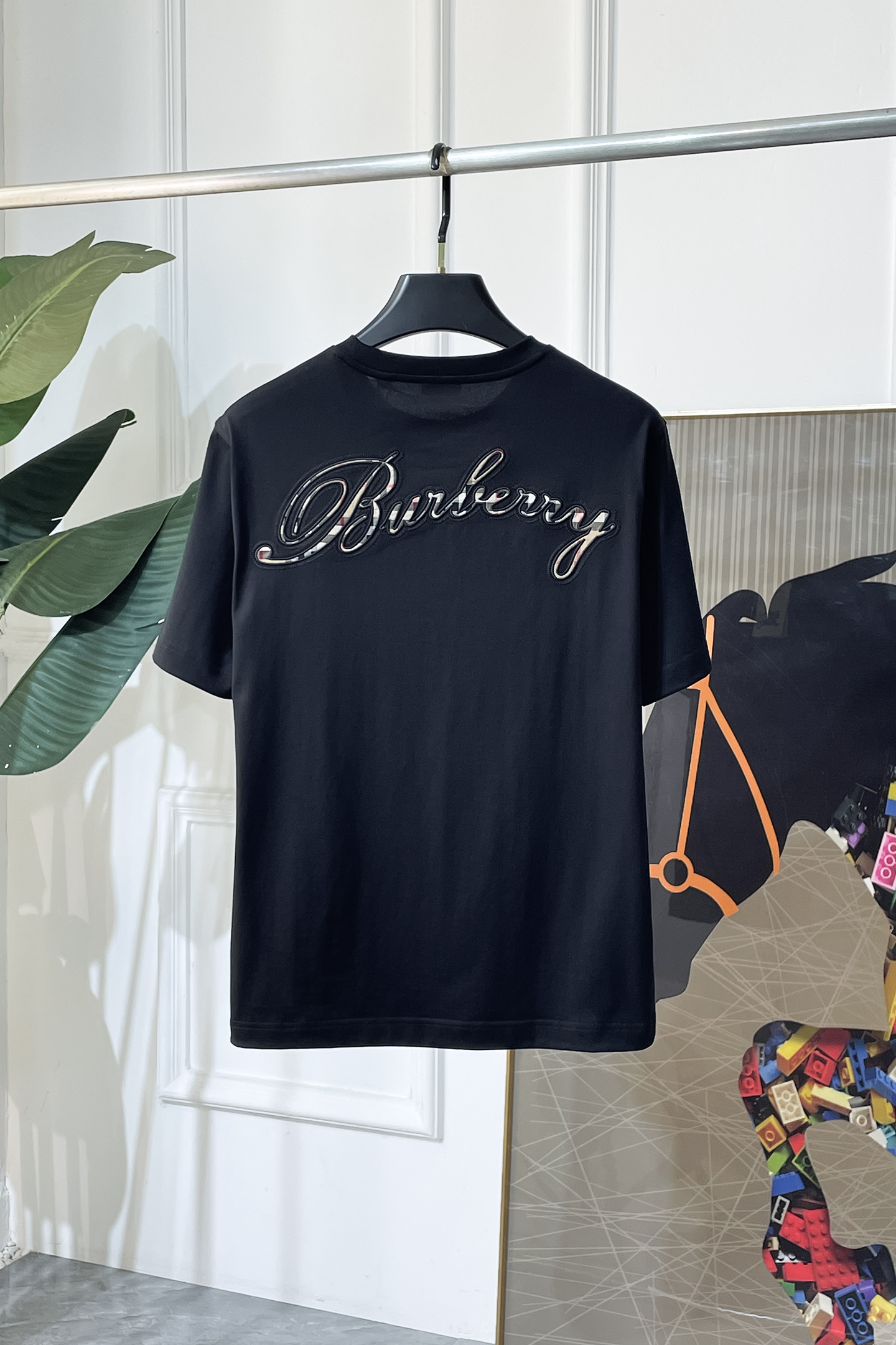 NO:727027,Exchange Burberry after the year - 2026ss Year of the Horse Spring and Summer premium short-sleeved T-shirt. Official website synchronization. High-end quality. Customized top-grade mercerized cotton fabric, 1:1 production by top manufacturers, fashionable brand heavy craftsmanship logo design, soft and delicate feel. Skin-friendly and comfortable to wear. Versatile and casual. The upper body is great. Handsome. A must-have for trendy men. Size M-3XL. Can wear up to 200 pounds!  ,,burberry,T-shirt,tees,t-shirt,19860909年后退换巴宝莉 - 2026ss马年贺岁款春夏精品短袖T恤 官网同步 高端品质 定制顶级丝光棉面料,顶级大厂1:1制作,时尚大牌重工艺logo设计,手感柔软细腻 穿着亲肤舒适 百搭休闲 上身非常赞 帅气 潮男必备品 尺码M-3XL 最大可穿200斤！,,burberry,T-shirt,tees，t-shirt,,Men's clothing